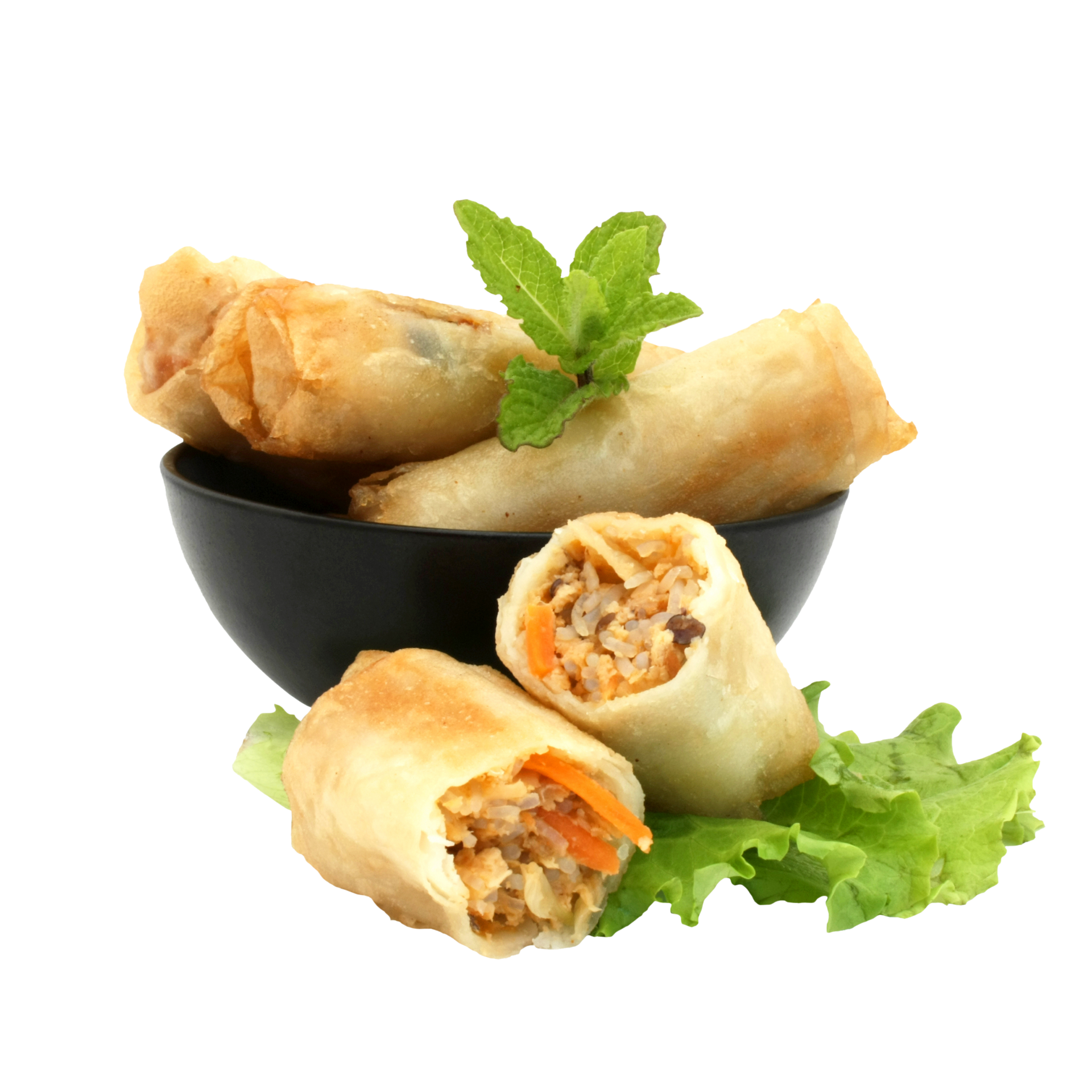 Nems dorés frits, servis dans un bol noir et garnis de menthe et de laitue. Un nem est ouvert pour en montrer la garniture.