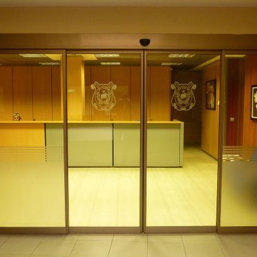 Una puerta corrediza de vidrio con un oso en ella.