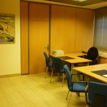 Una habitación con mesas y sillas y un cartel en la pared que dice 'a'.