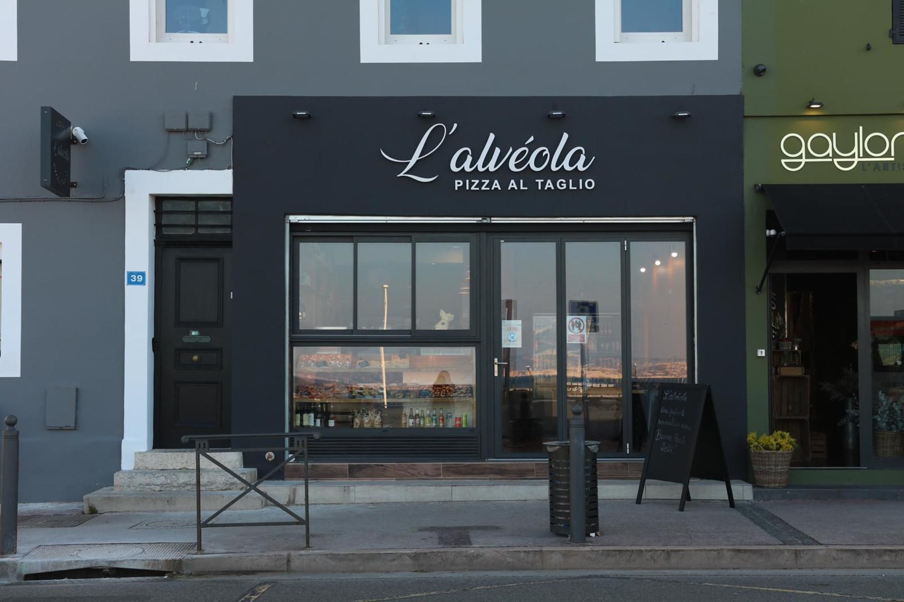 Devanture noire d'un magasin.