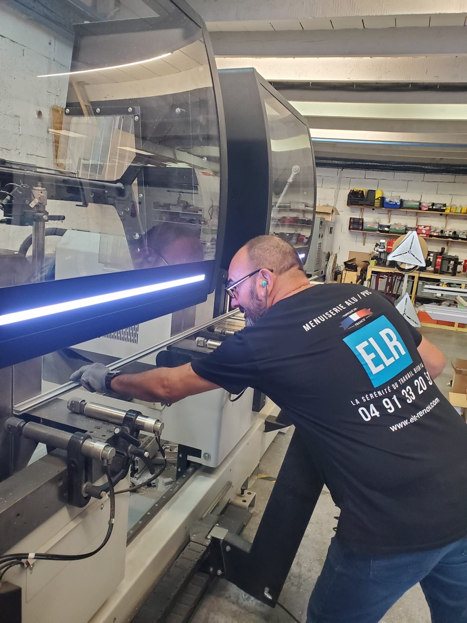 Professionnel dans l'atelier d'ELR RENOV.