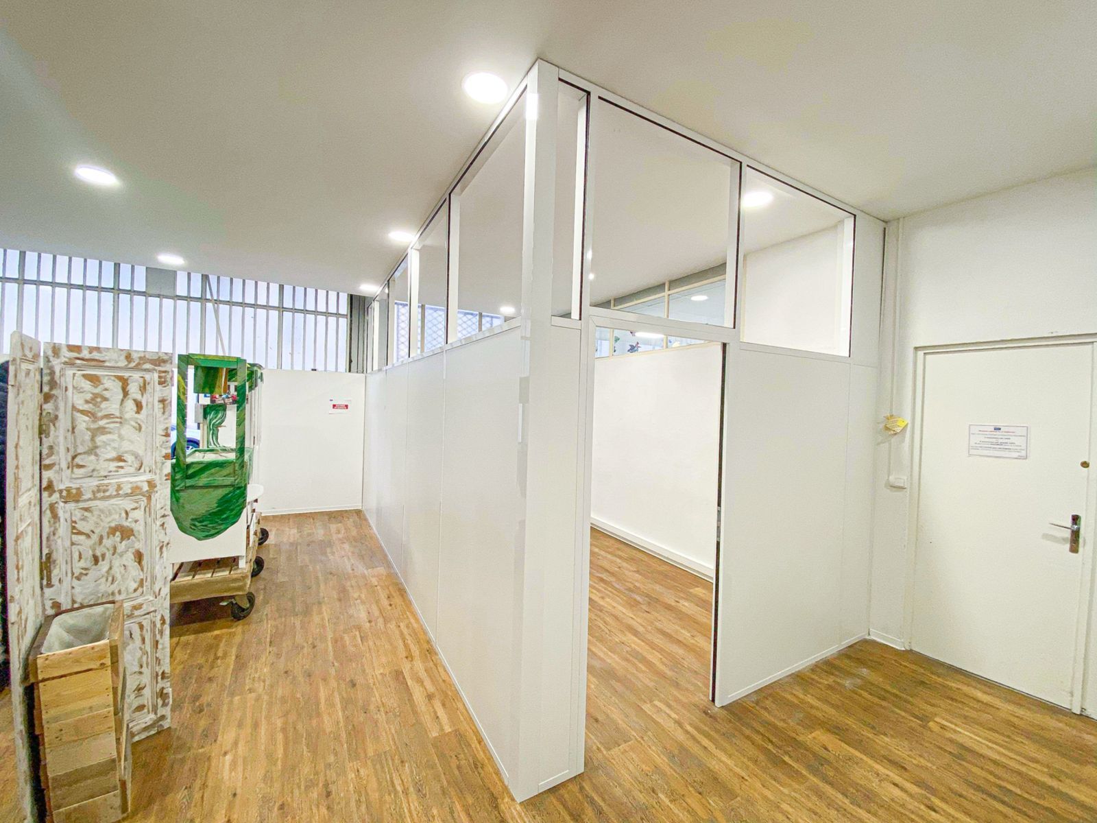 Box en cloisons modulaires blanches.