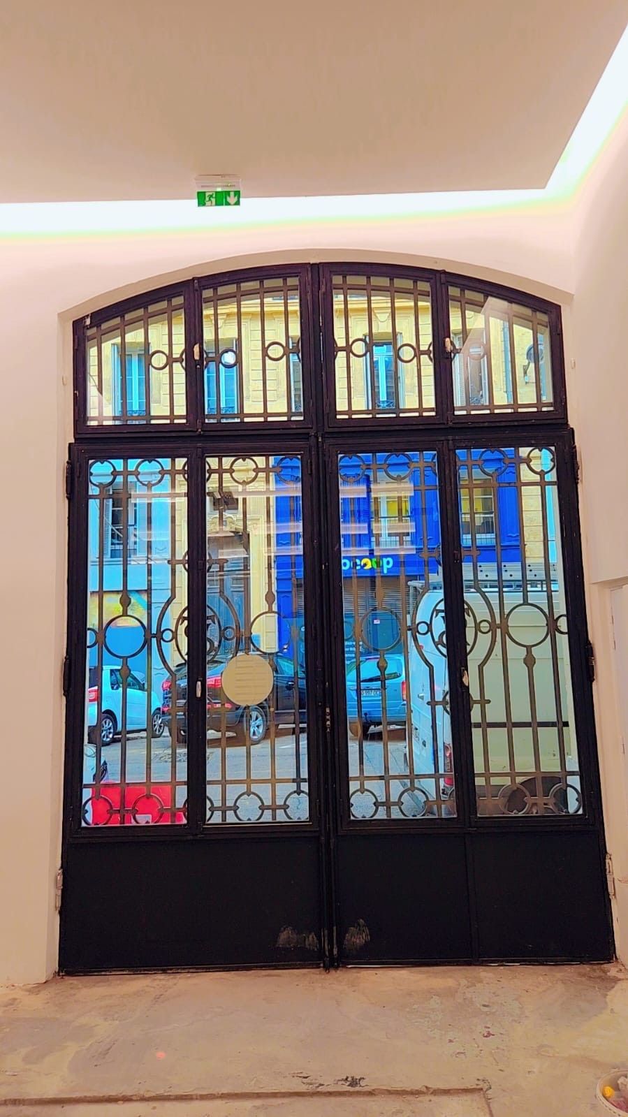 Grande porte vitrée métallique