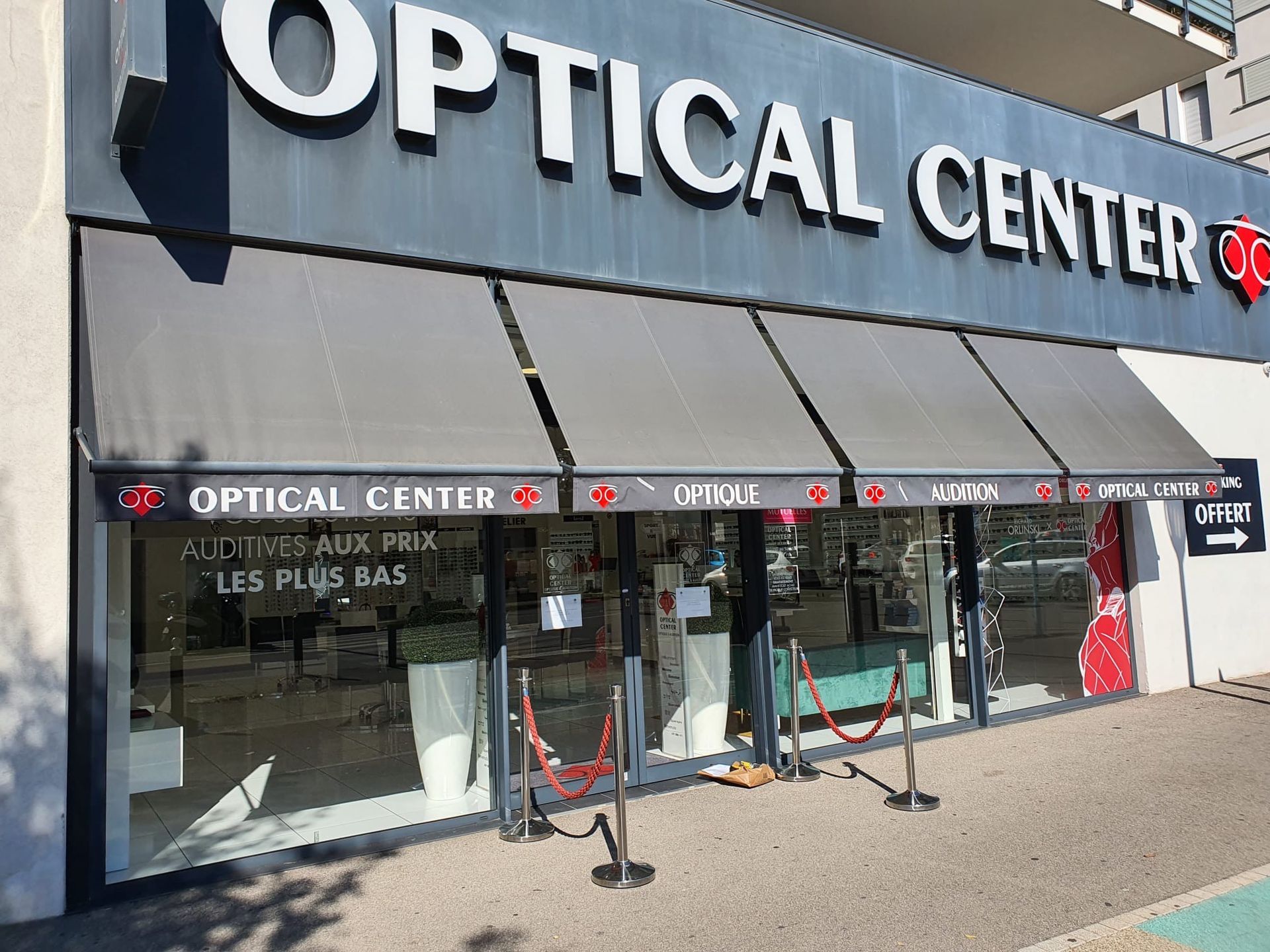 Stores banne devant une boutique de lunettes