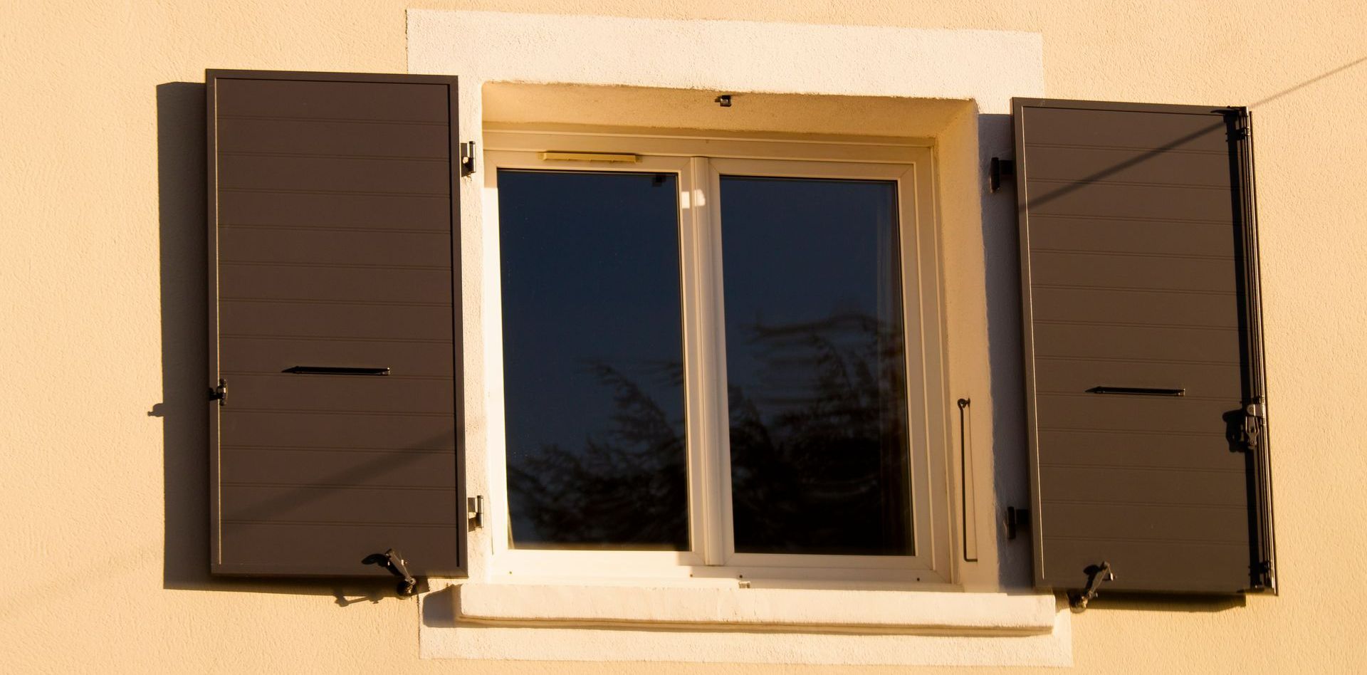 Volets battants marron.