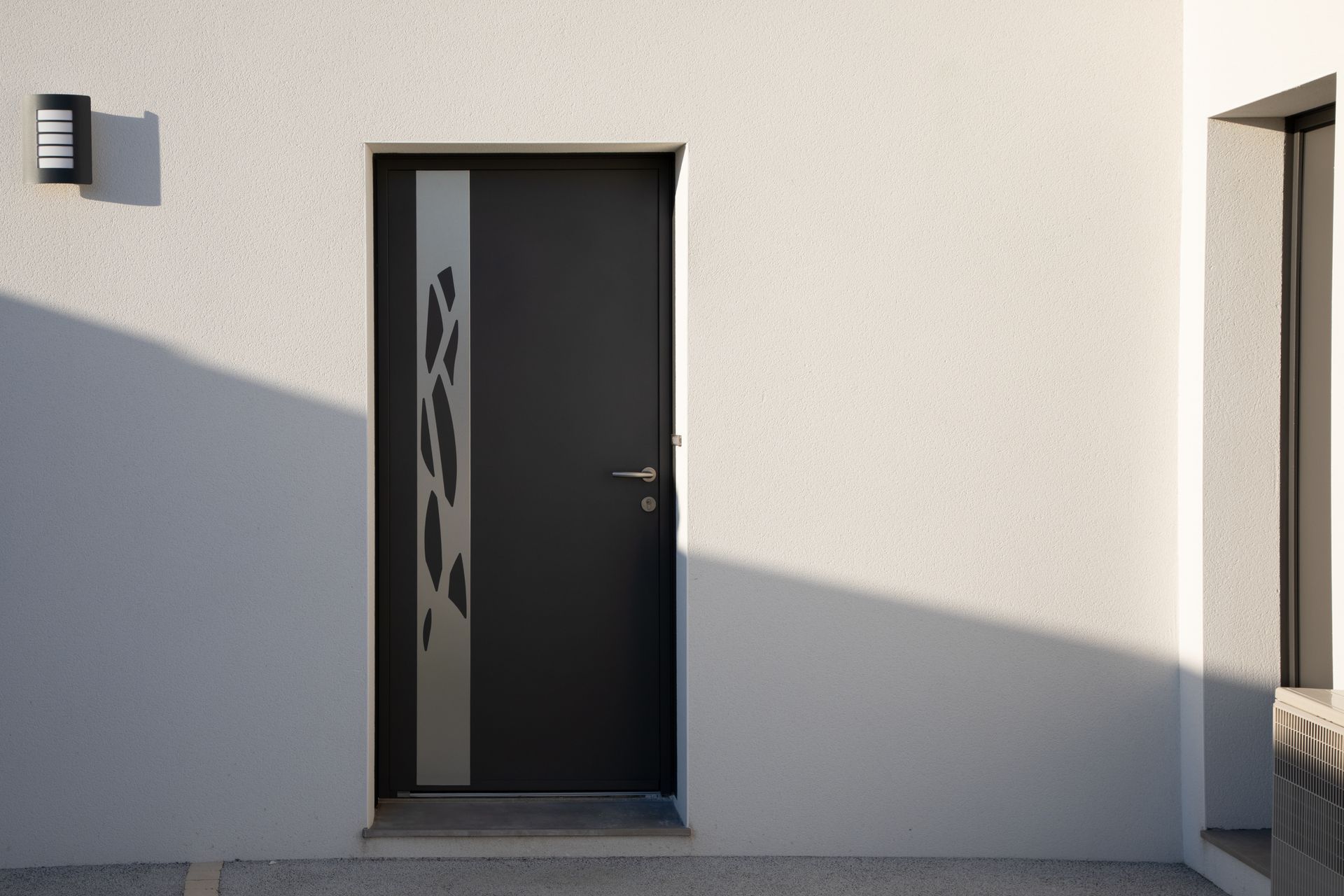 Porte d'entrée en métal noire.