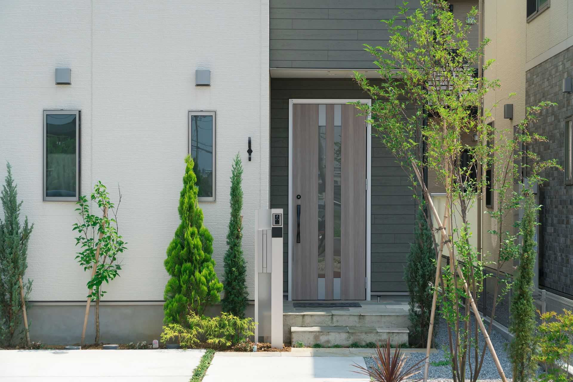 Entrée d'une maison avec végétation.