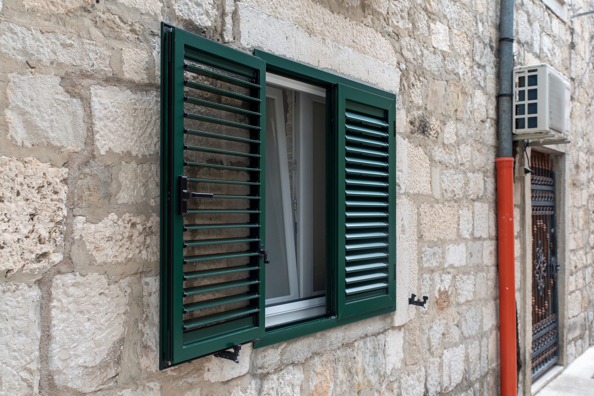 Porte de garage grise.