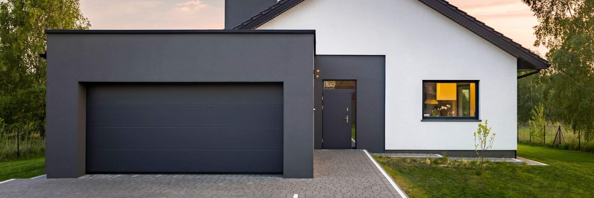 Maison avec porte d'entrée et porte de garage assorties.