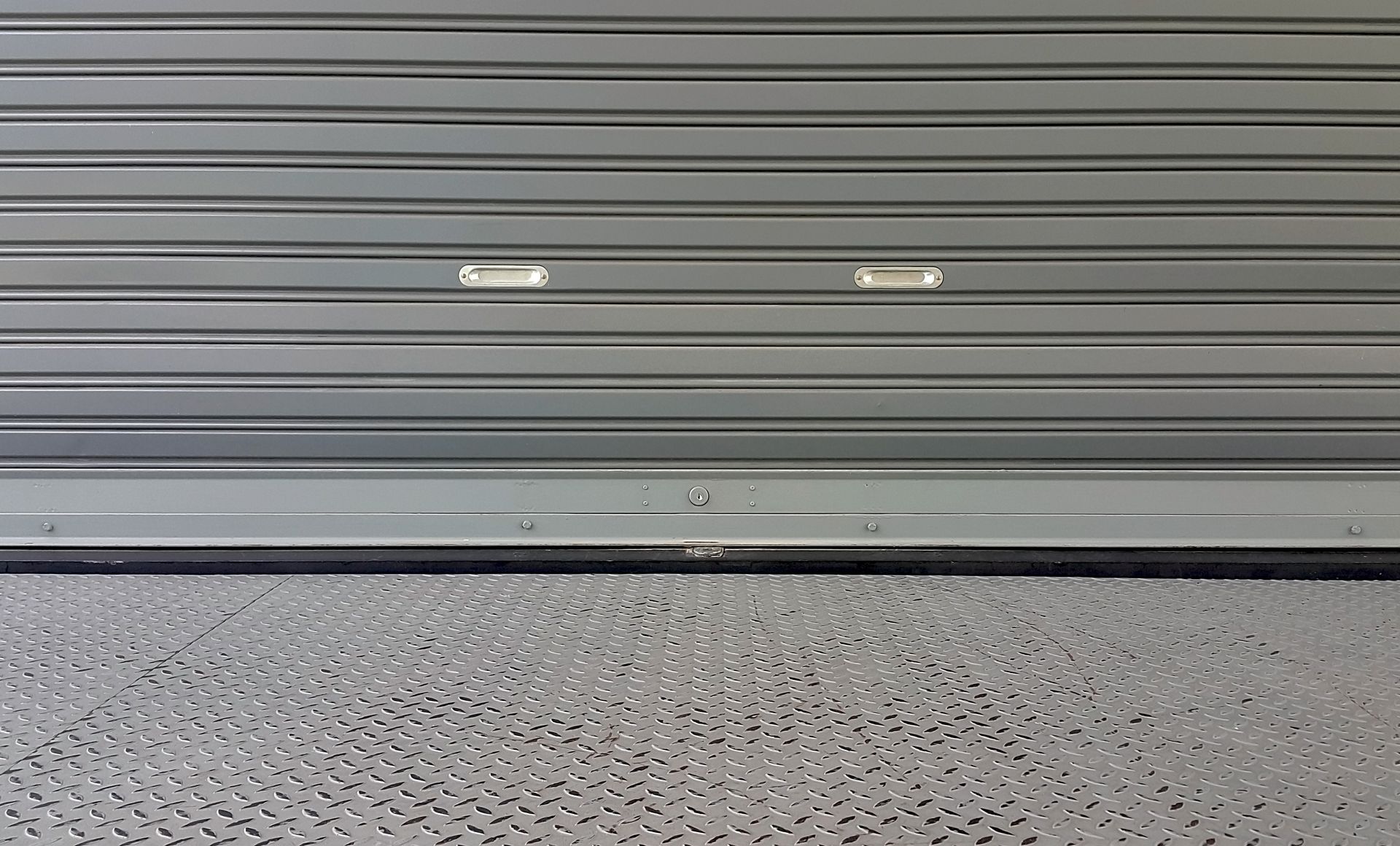 Rideau métallique fermé.