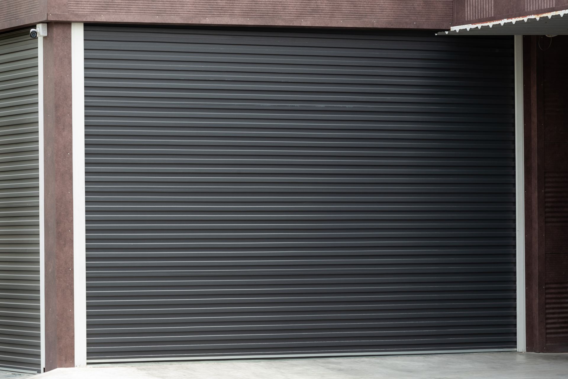 Rideau métallique baissé.