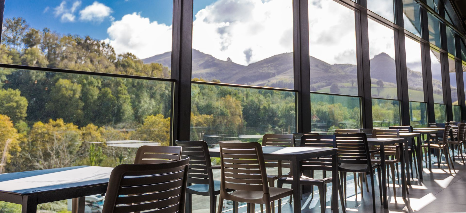 Intérieur d'une véranda servant de salon.
