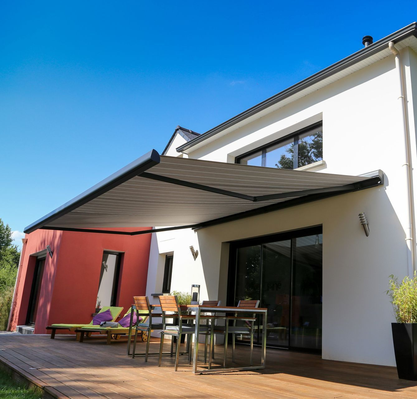 Store banne déployé au dessus d'une terrasse