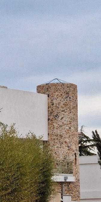 Tour en pierre avec un dôme en verre au sommet