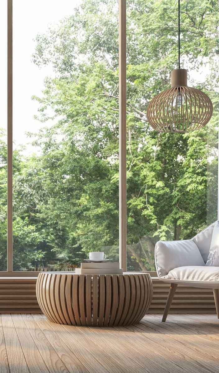 Baie vitrée donnant sur des arbres.