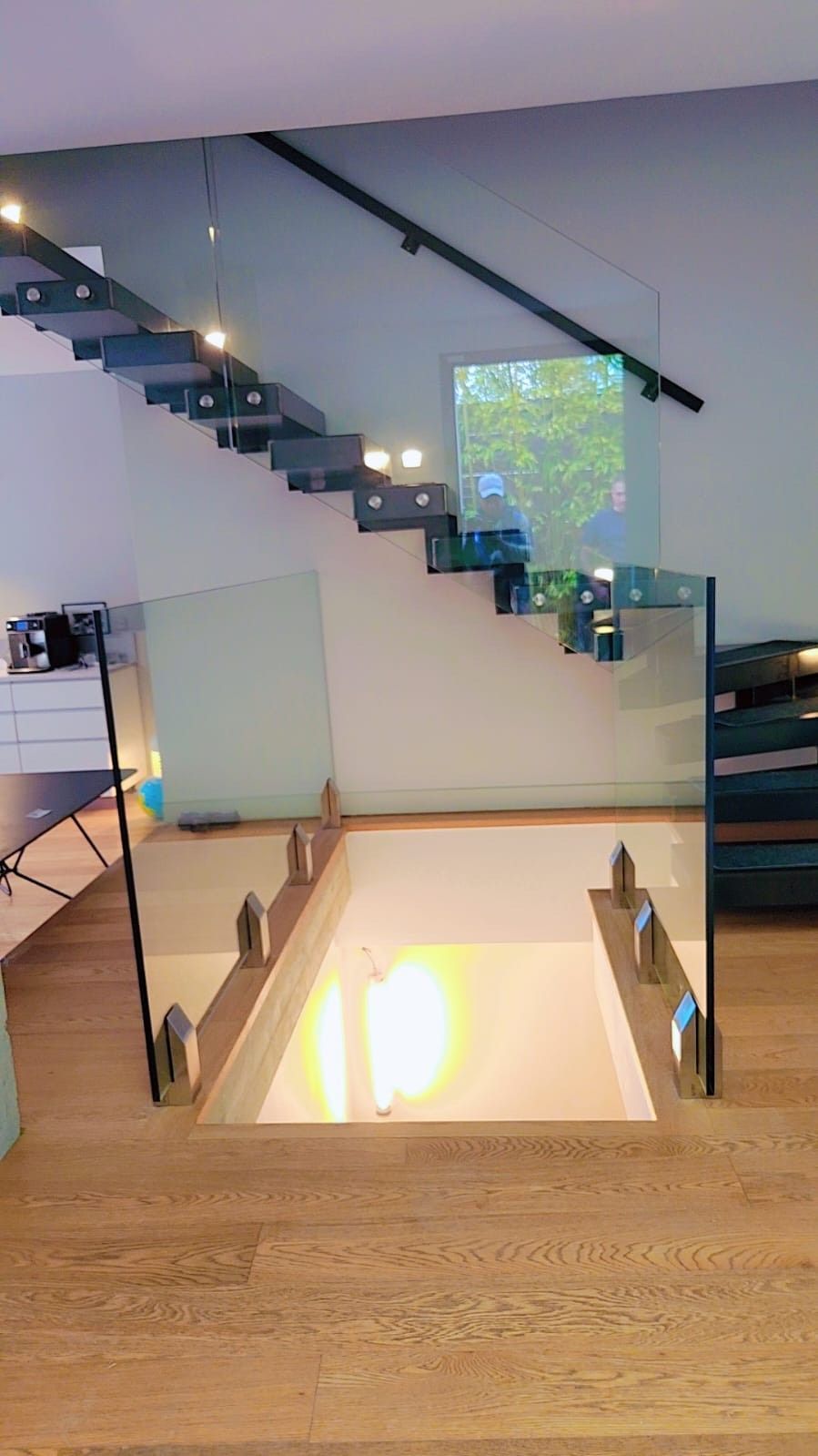 Escalier dans une maison avec garde-corps en vere