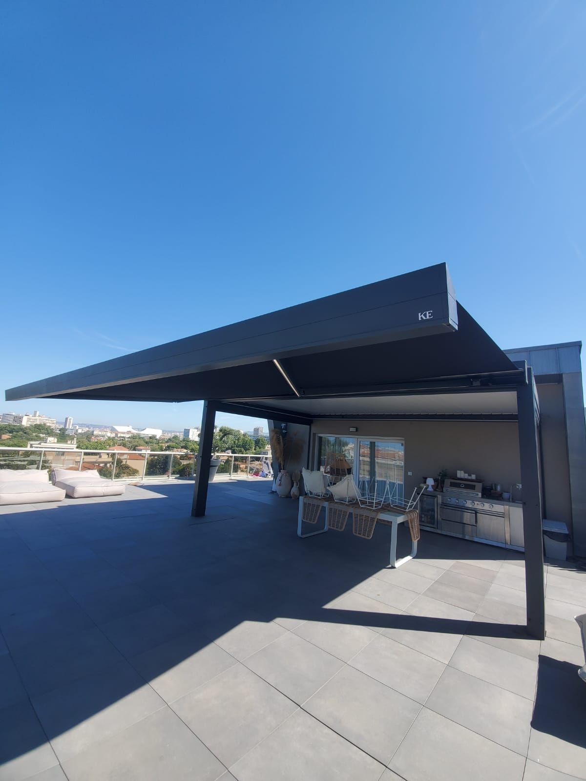 Grand store banne déployé