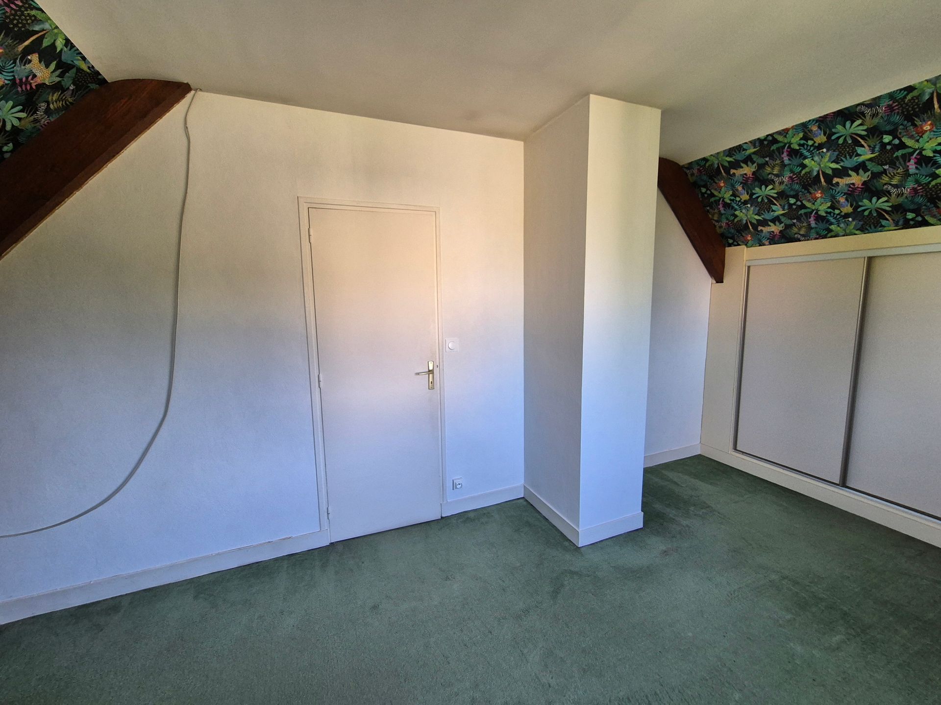 Chambre avec du papier peint et de la fibre de verre sur les murs