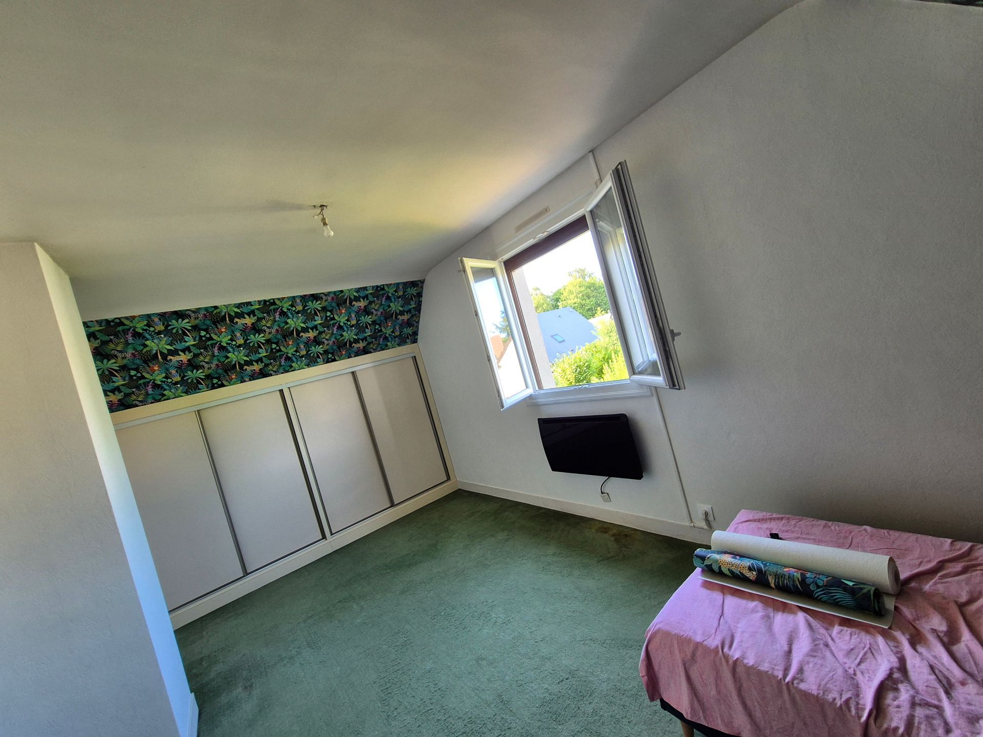 Pose d'un papier peint autour de placards muraux