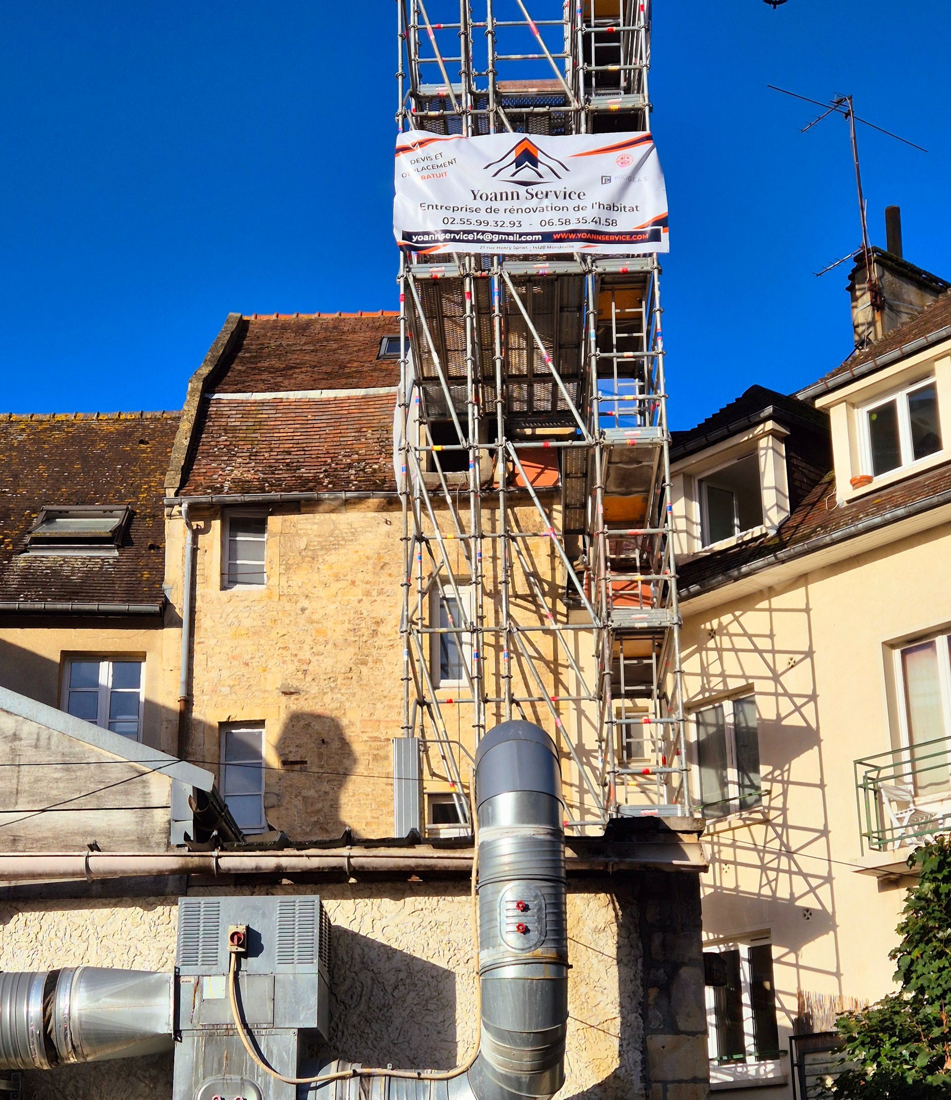 Intervention en ville pour un entretien de toit avec un échafaudage