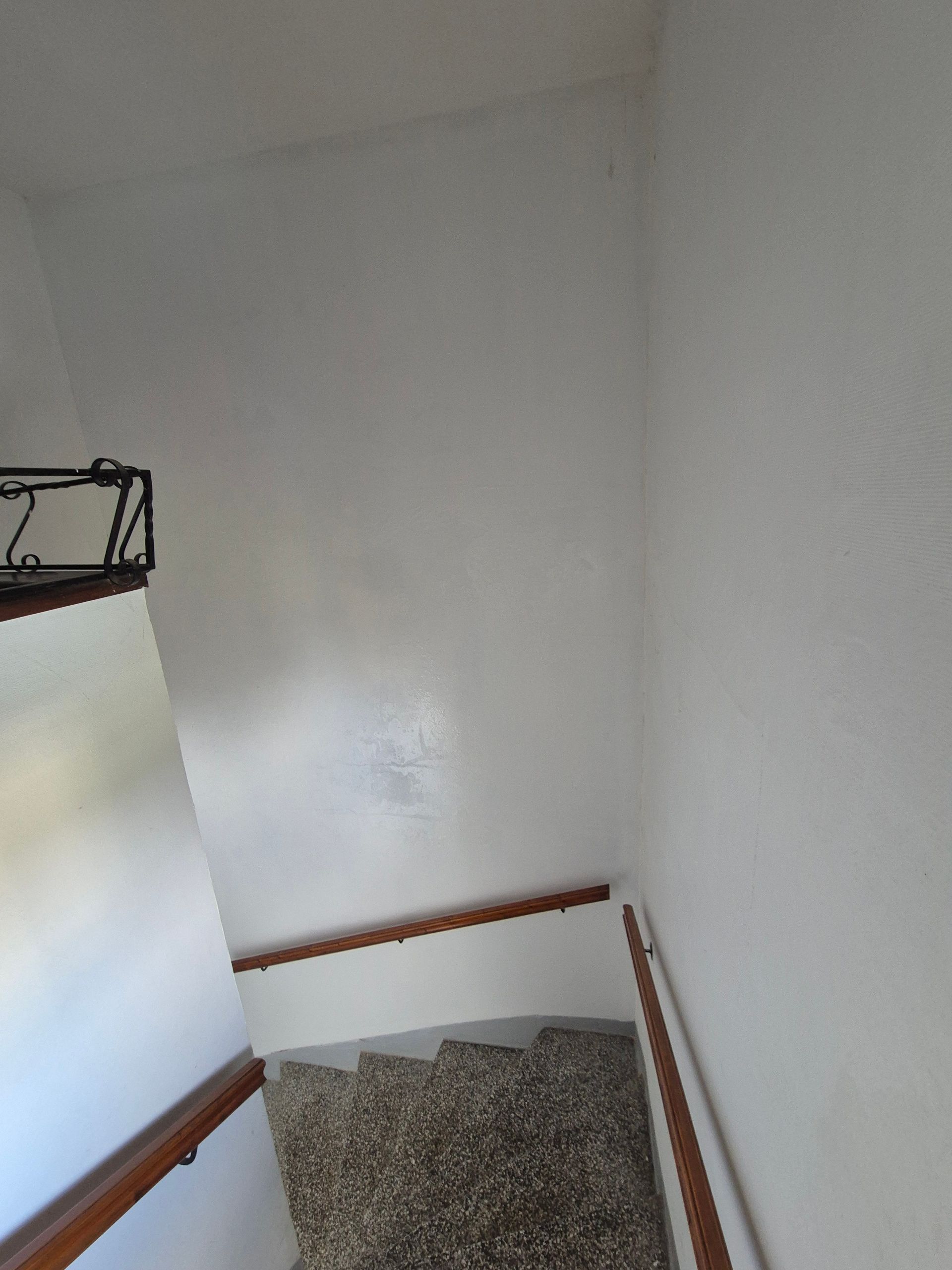 Peinture d'une cage d'escalier et des rambardes en bois