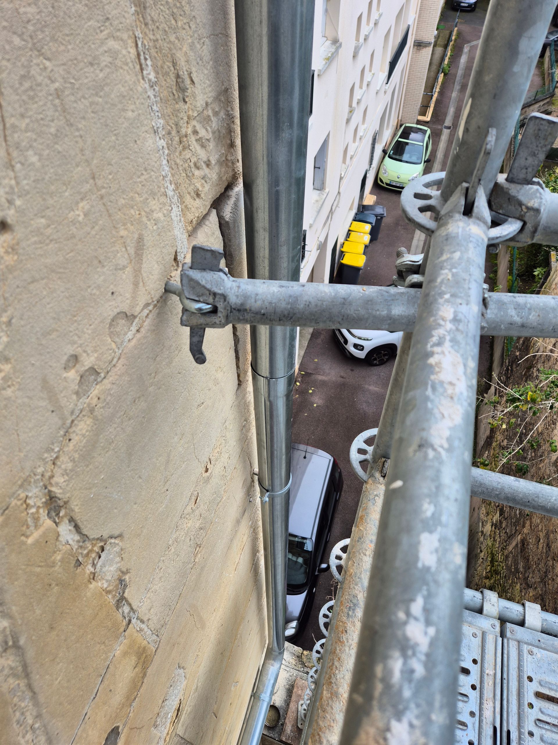 Autre vue sur l'échafaudage et la façade en pierre à nettoyer et rénover