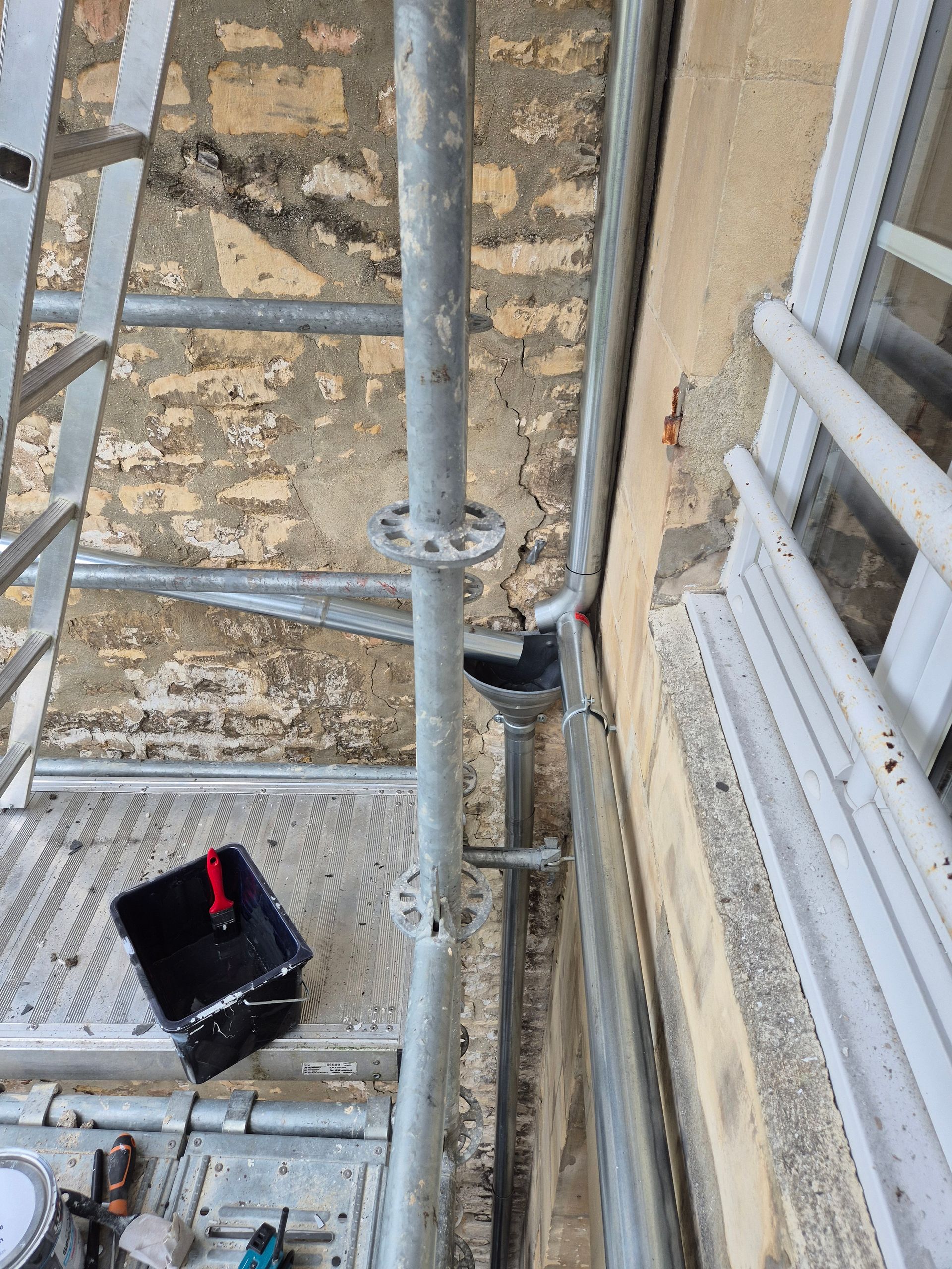 Échafaudage pour un ravalement de façade, un mur extérieur en pierre