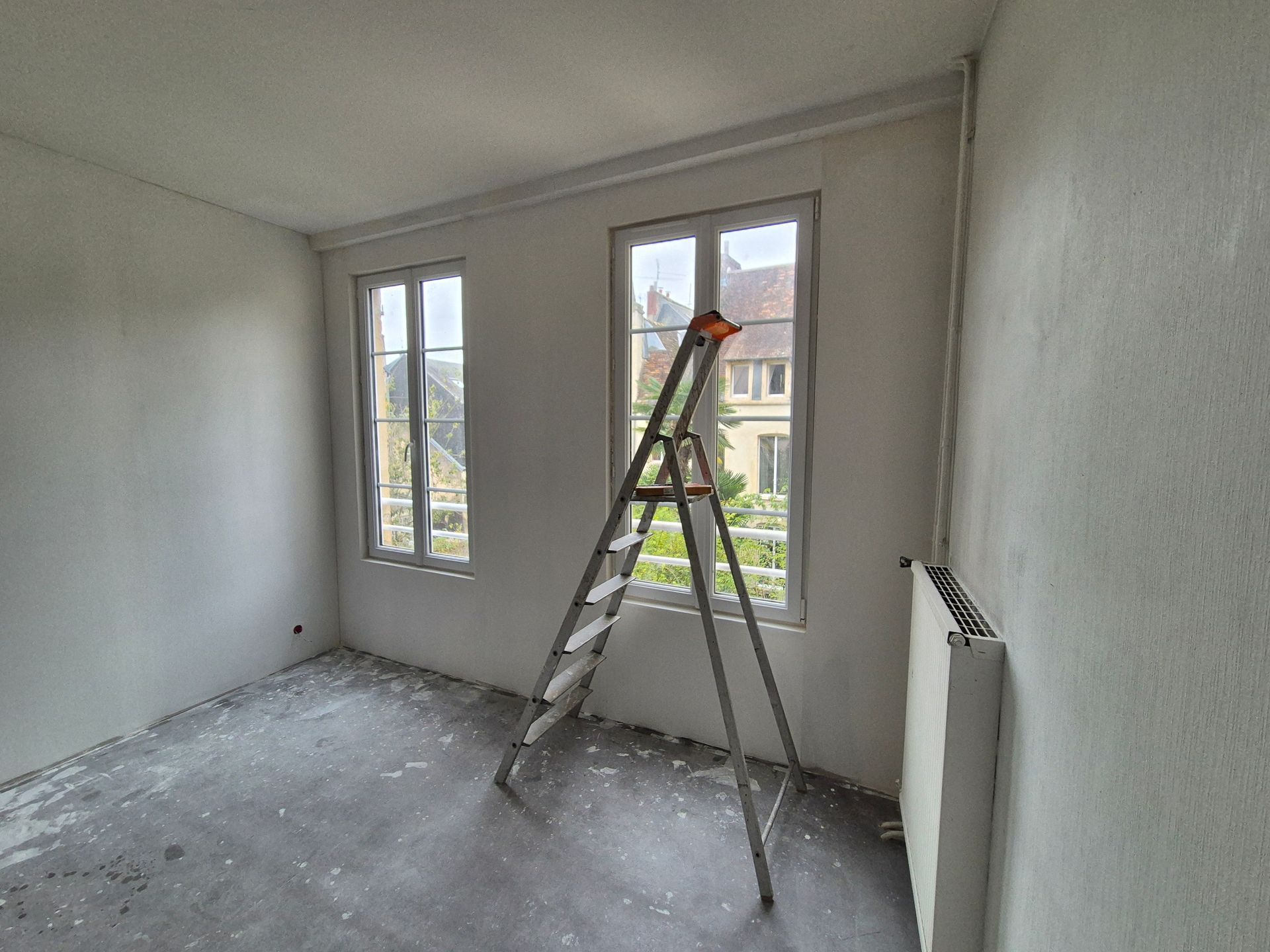 Travaux de peinture pour repeindre des murs dans une pièce avec un échafaudage – partie avant