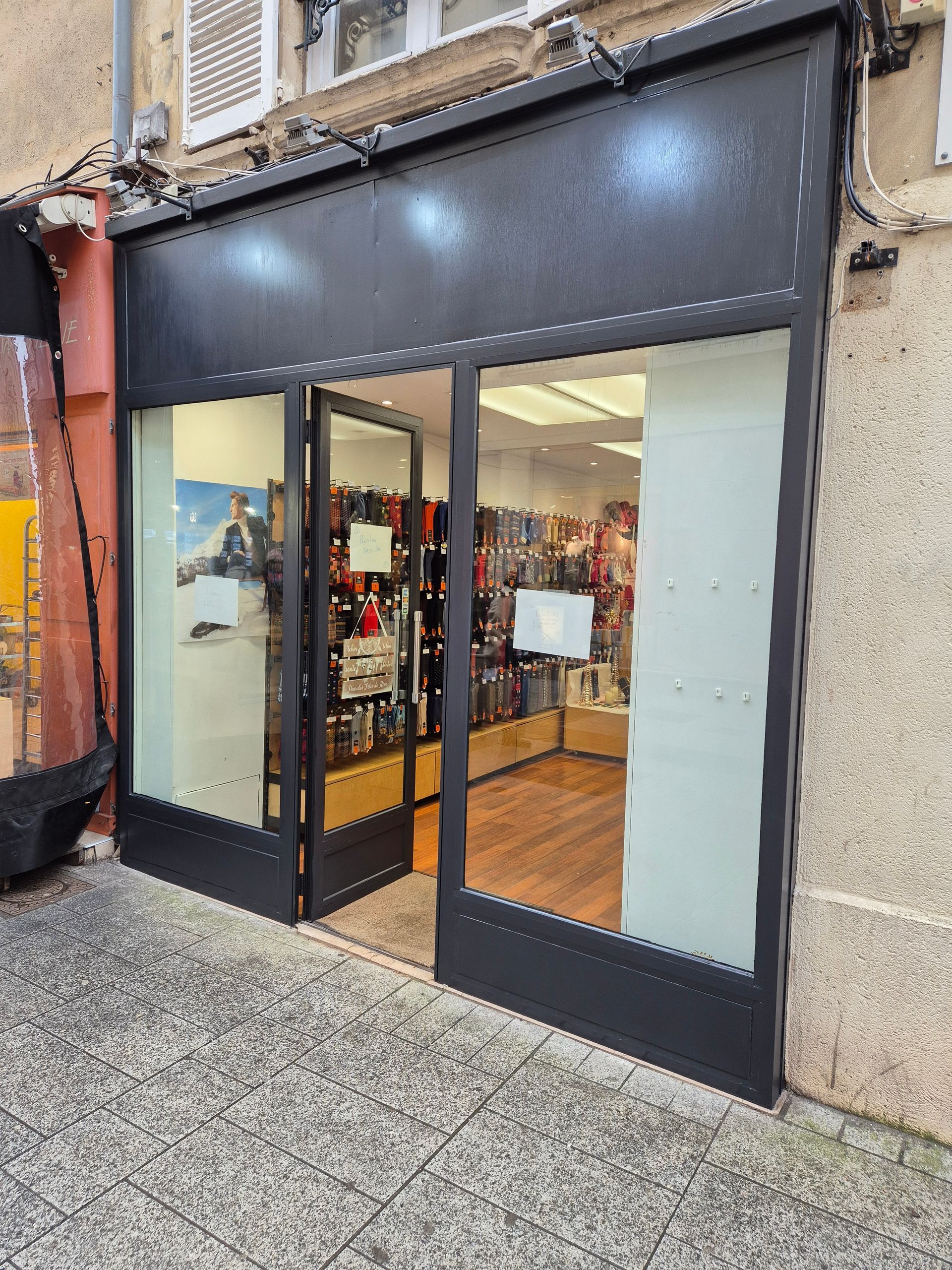 Peinture extérieure de boiserie sur mesure pour une devanture de magasin