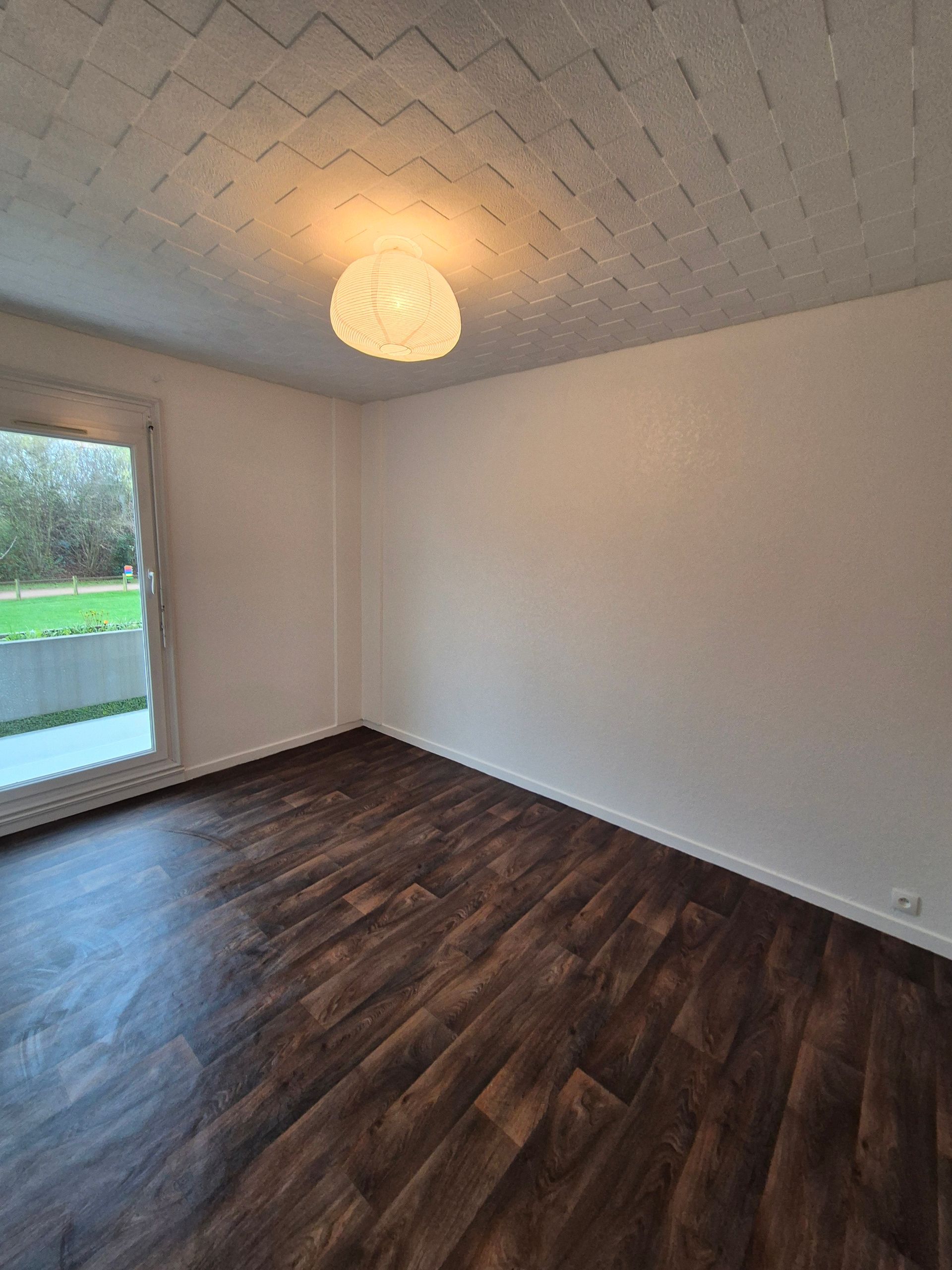 Pose d'un revêtement mural et de fibre de verre au plafond dans une pièce vide