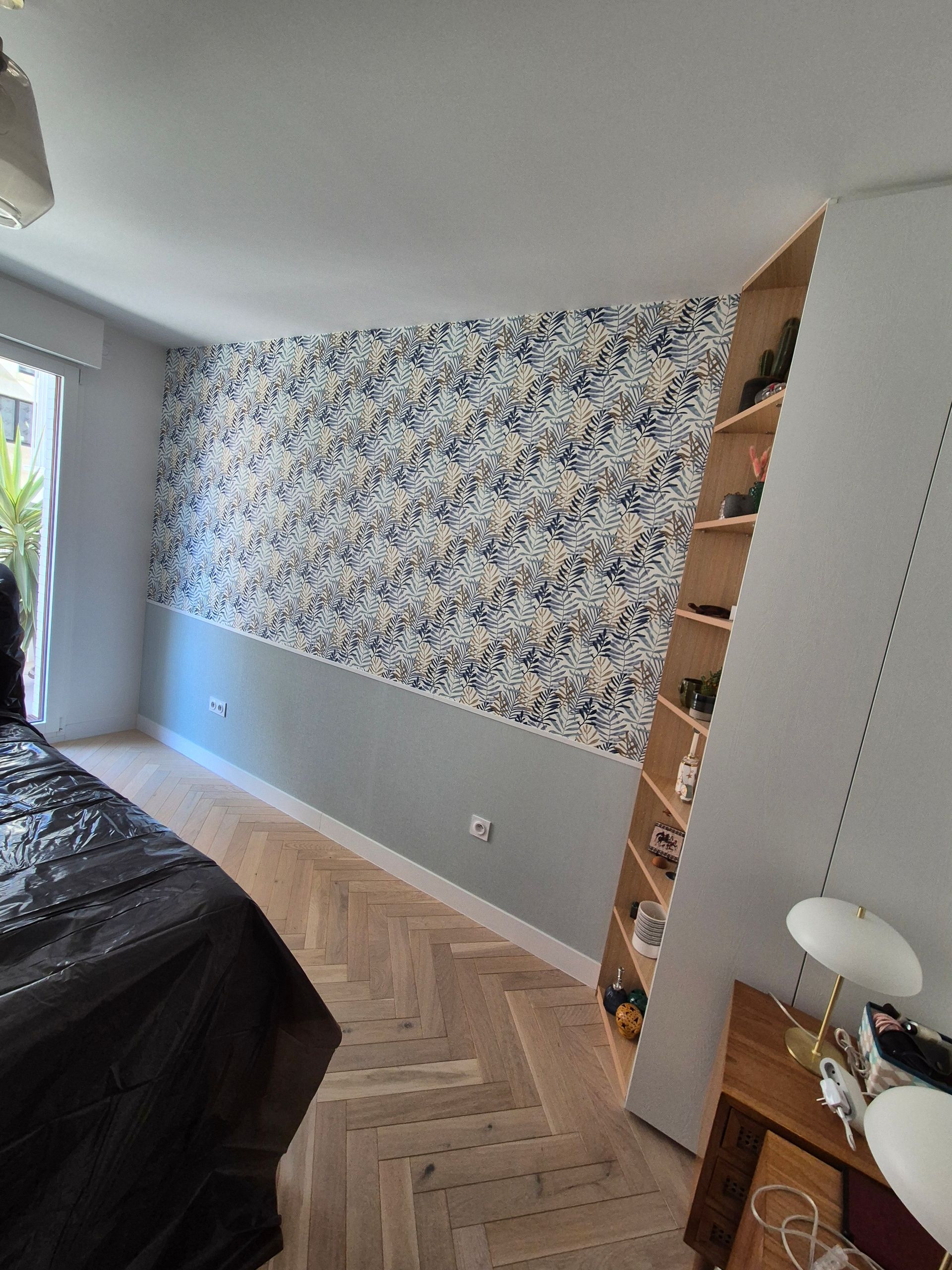 Pose d'un papier peint avec des motifs et une partie monochrome dans une pièce