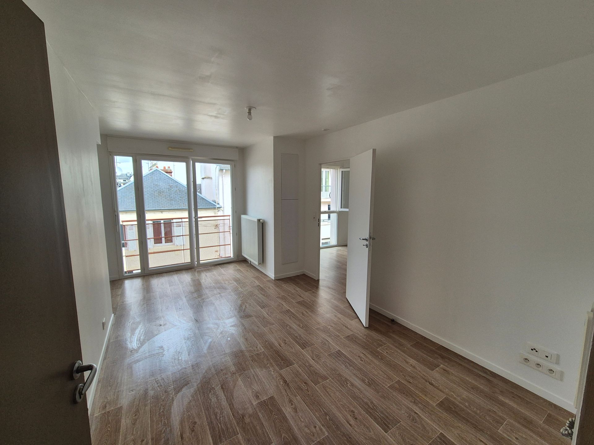 Travaux de peinture intérieure terminés dans un appartement