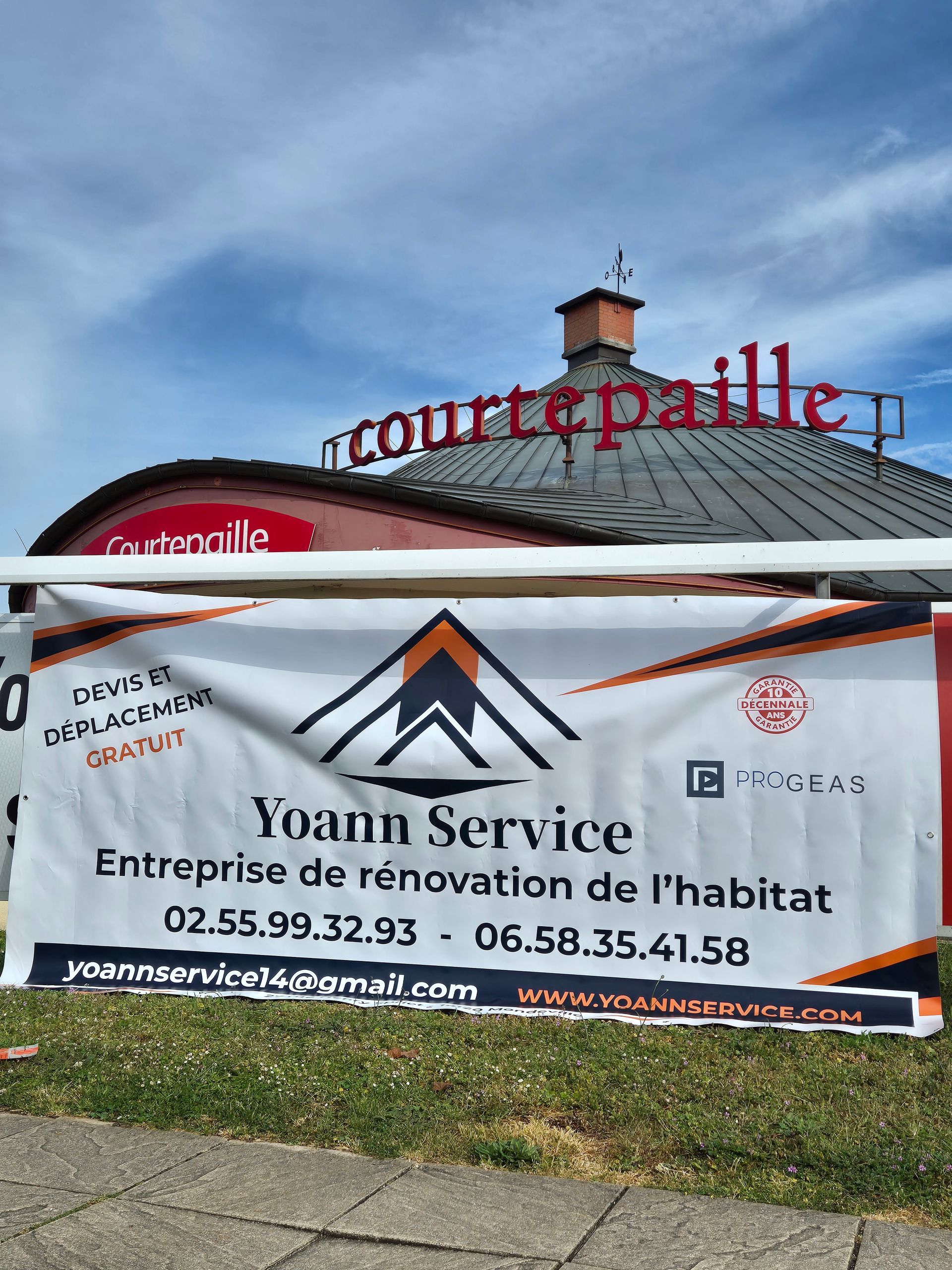 Banderole de Yoann Service devant le Courtepaille de Mondeville