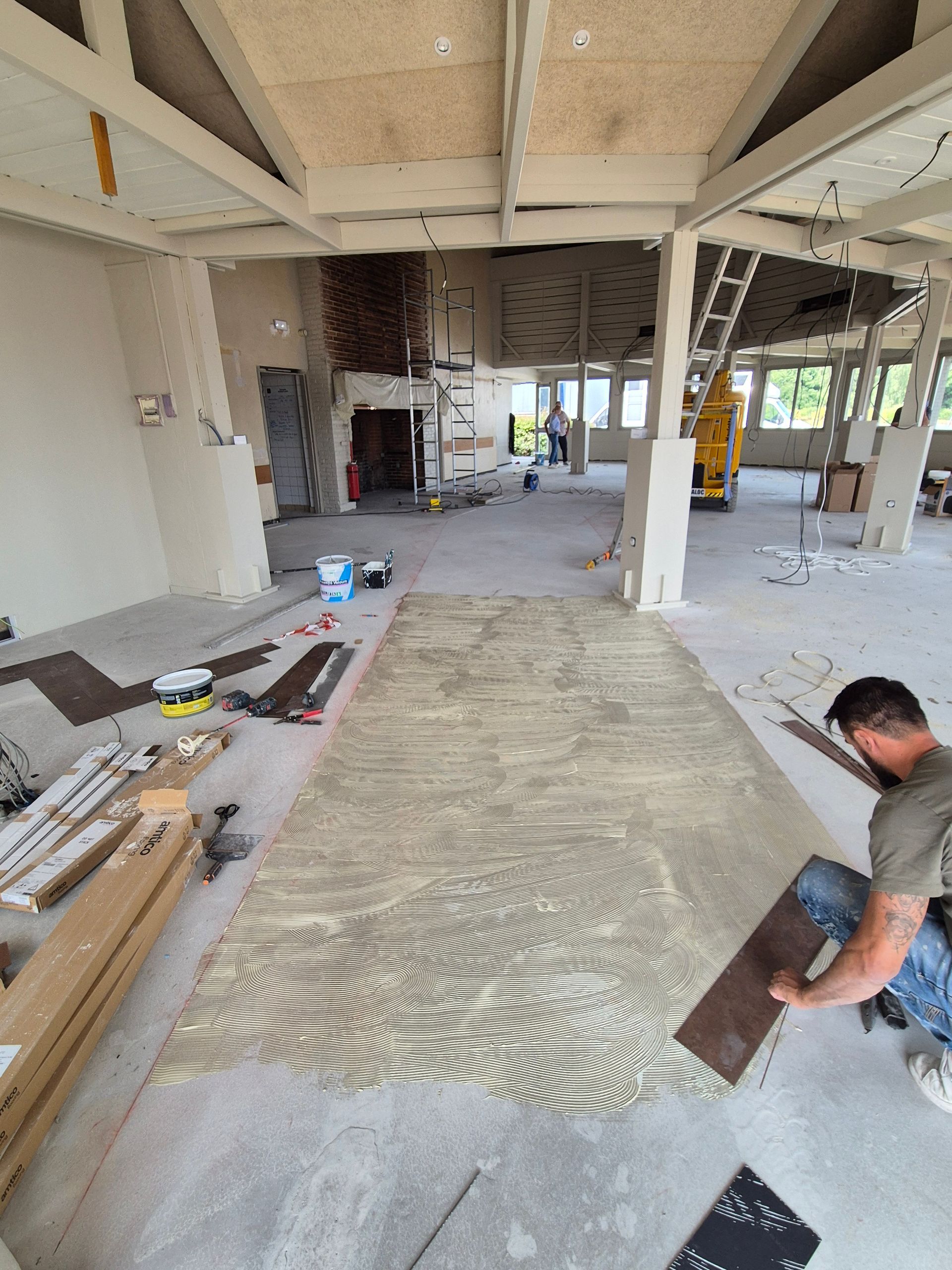 Mise à niveau du sol du restaurant Courtepaille avant application du nouveau revêtement