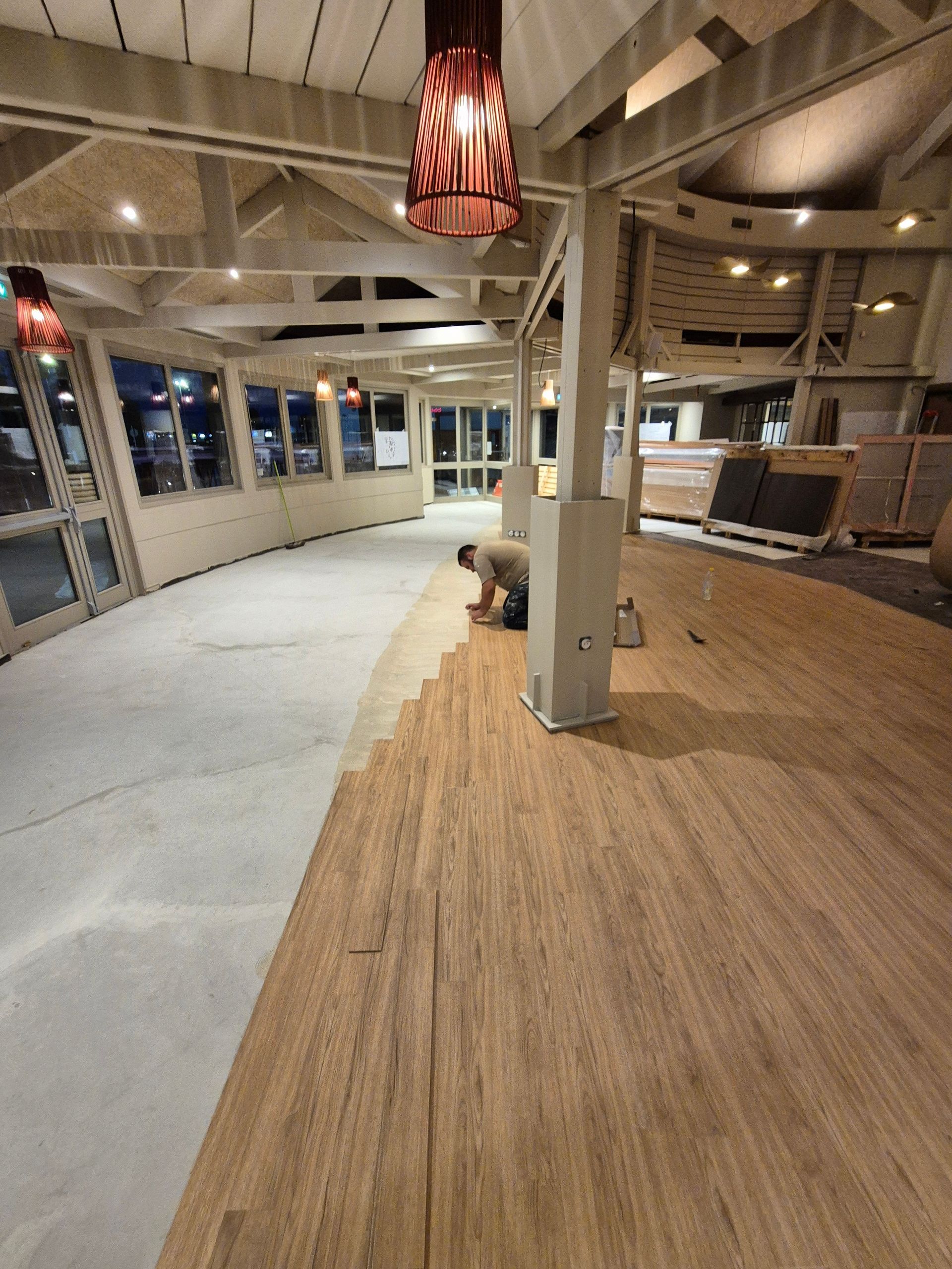 Pose en cours de parquet stratifié dans le restaurant Courtepaille