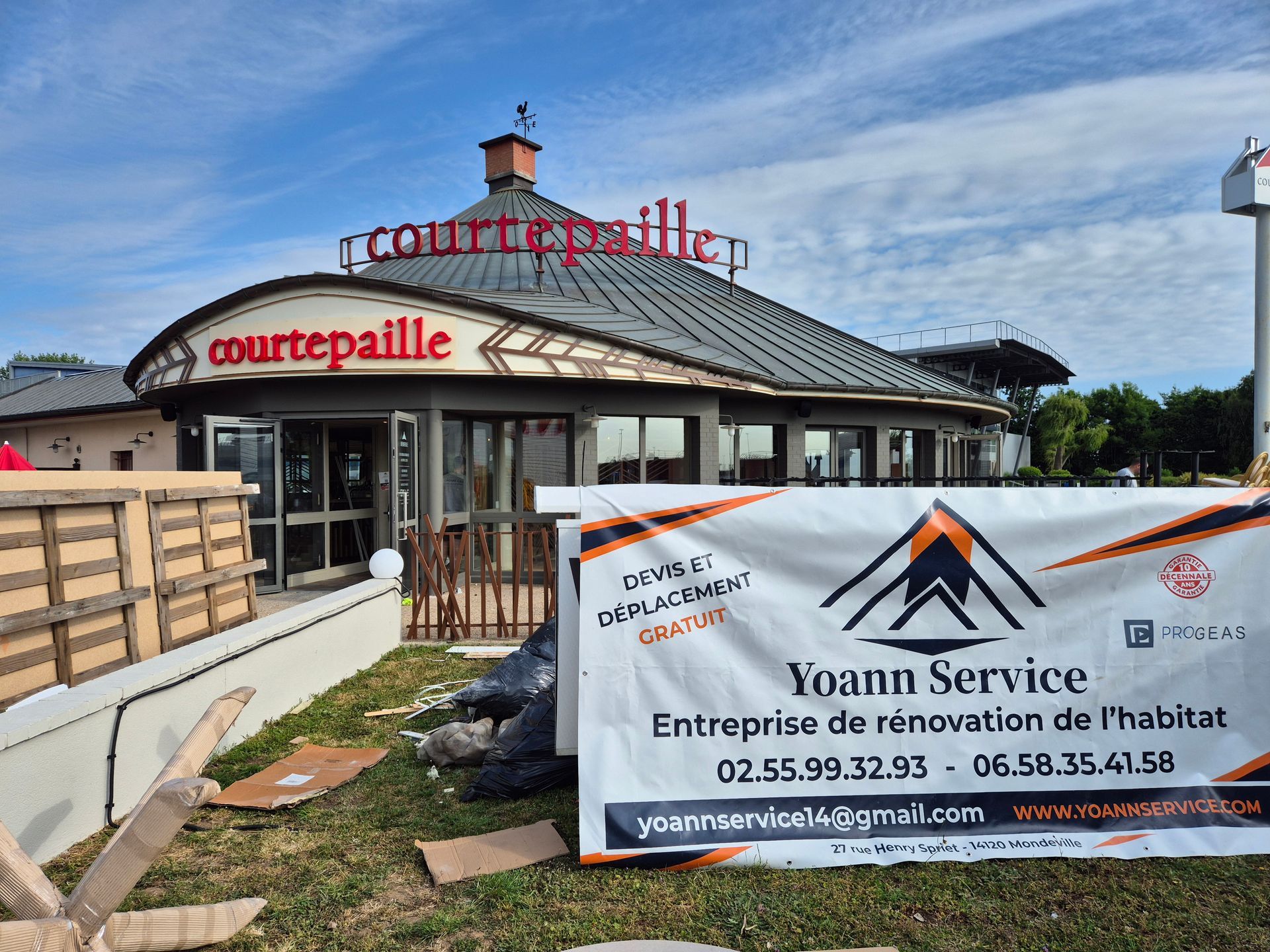 Installation de la banderole avant le début des travaux dans le Courtepaille