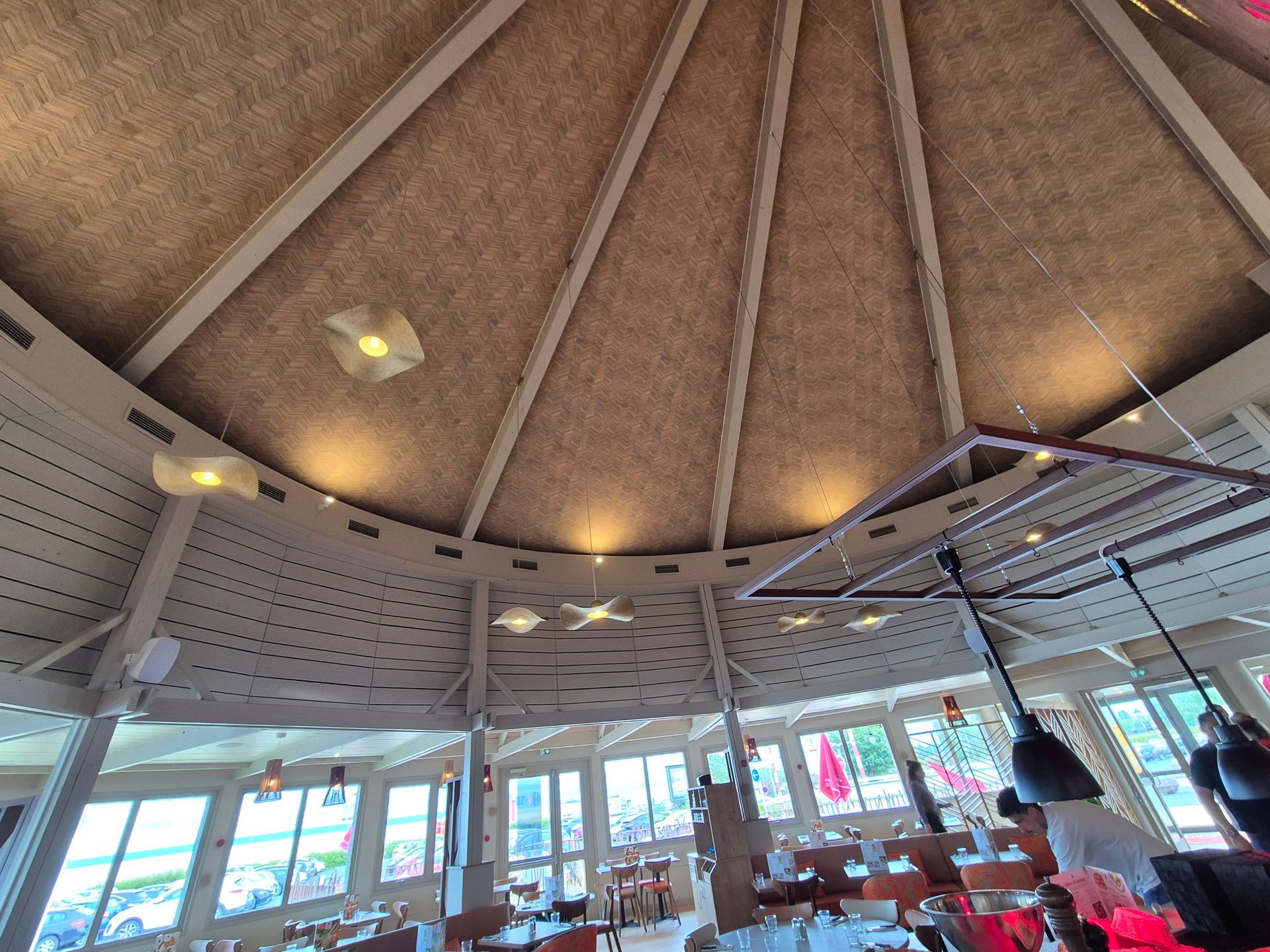 Résultat des travaux de peinture avec les panneaux métalliques recouverts d'une couche blanche