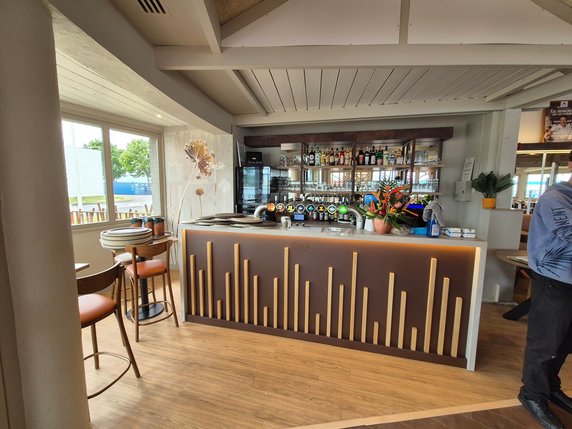 Résultat des travaux de rénovation intérieure du côté du bar du Courtepaille