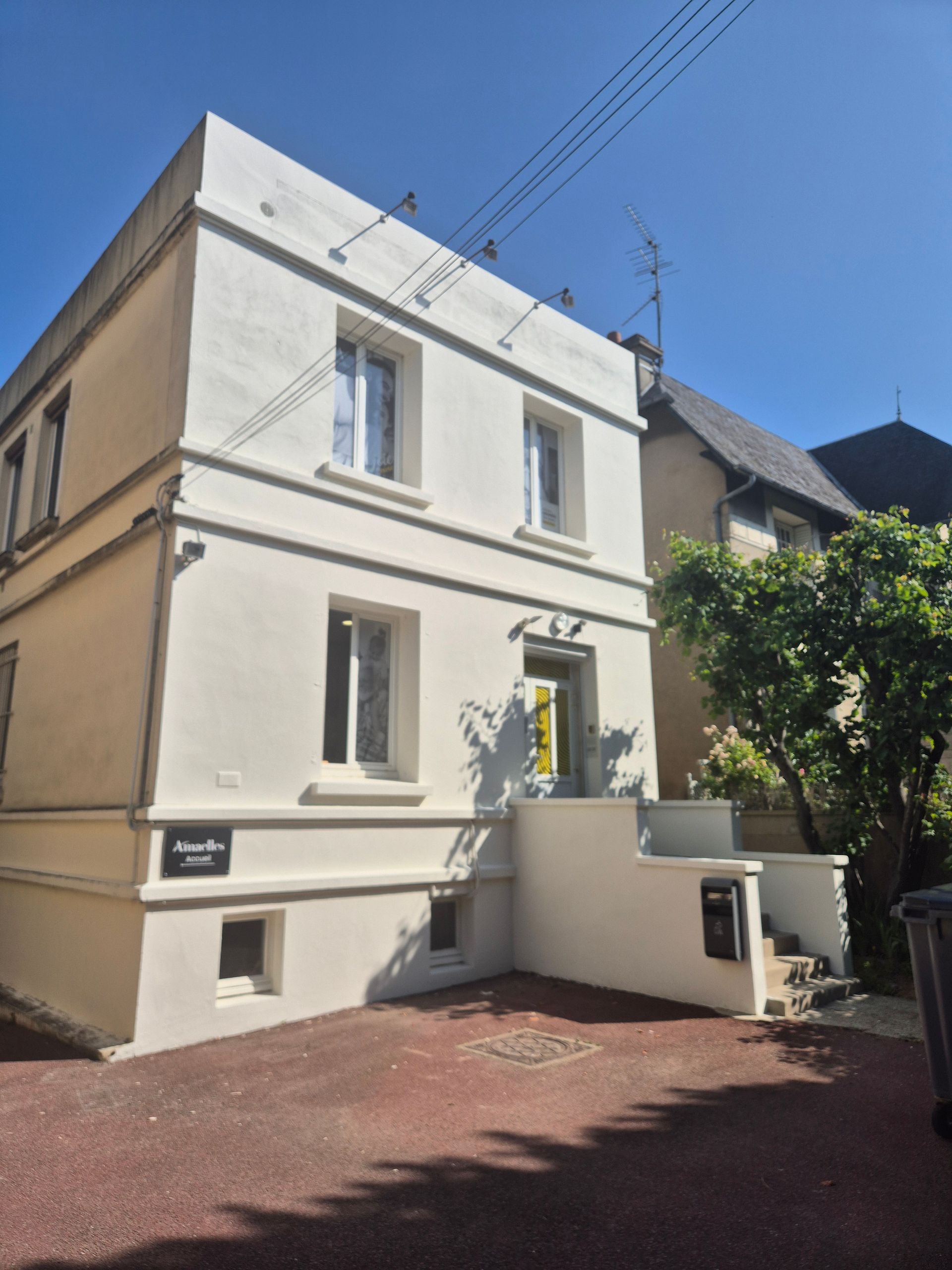 Travaux terminés pour repeindre l'ensemble d'un bâtiment, les façades comme l'escalier