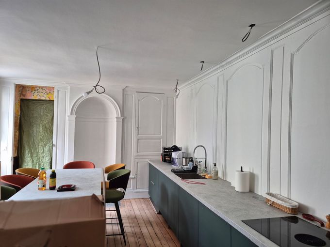 Avant/après d'une salle de bains avec la pose d'un papier peint floral sur de la faïence