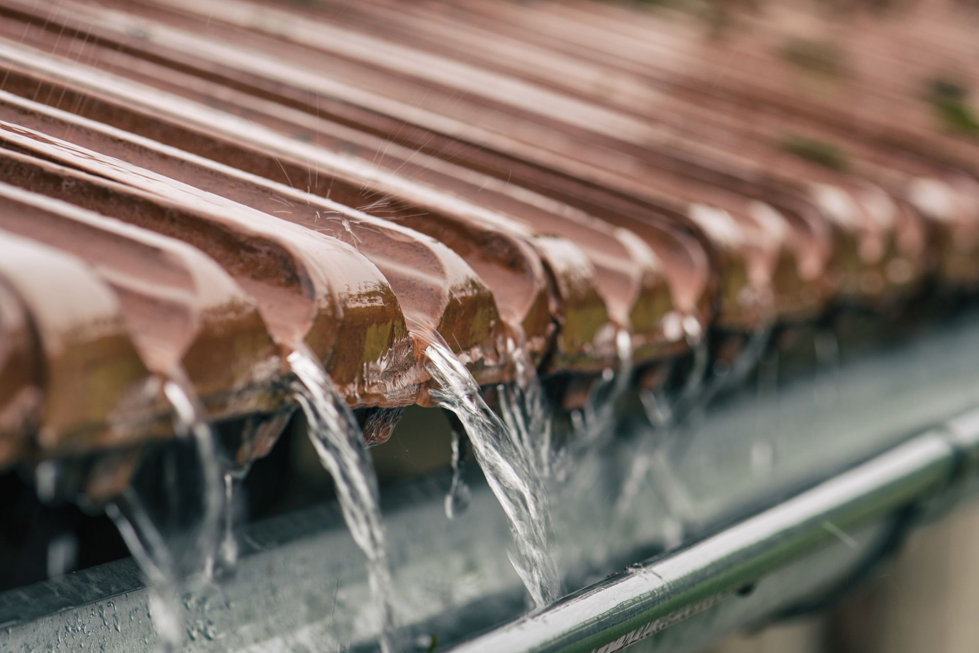 Évacuation des eaux pluviales dans une gouttière