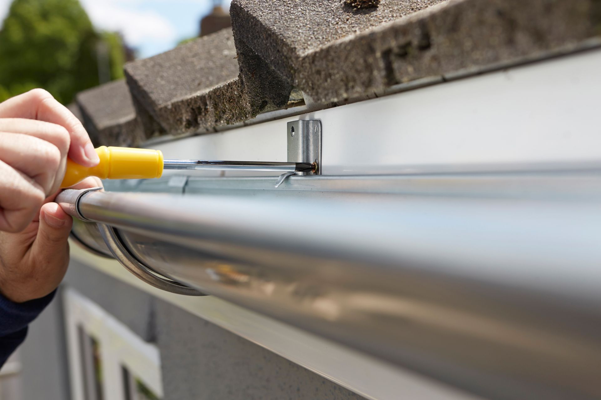 Installation d'une gouttière en zinc