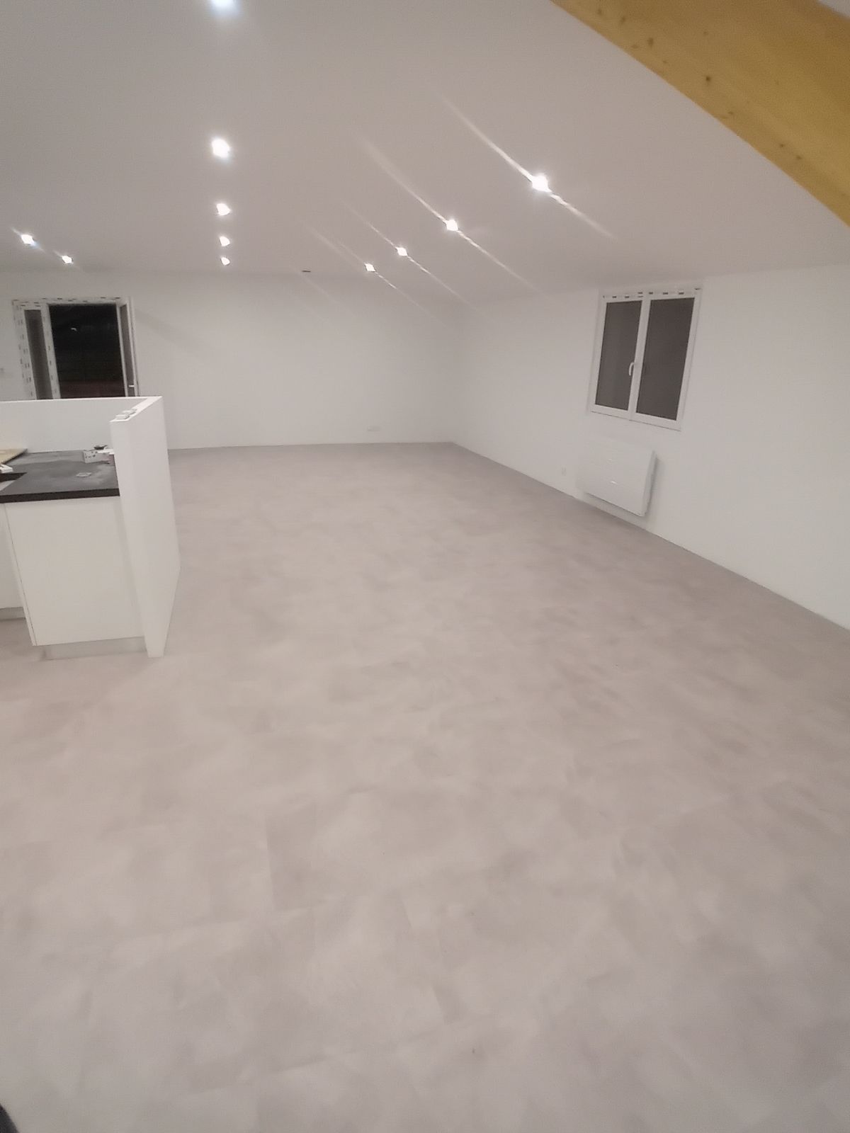 Travaux terminés de la pose de linoléum dans une pièce de vie