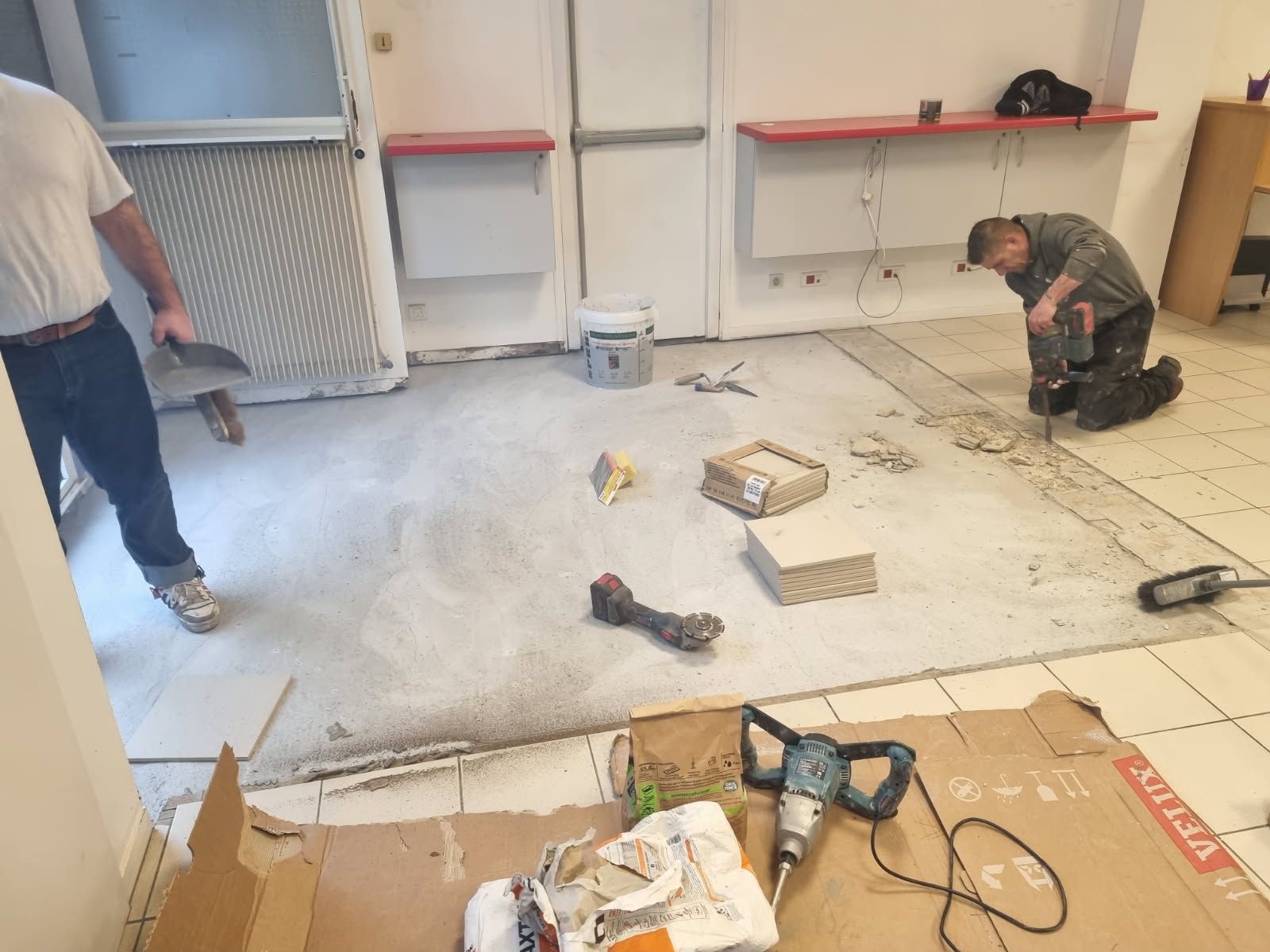 Travaux en cours pour poser du carrelage dans une pièce