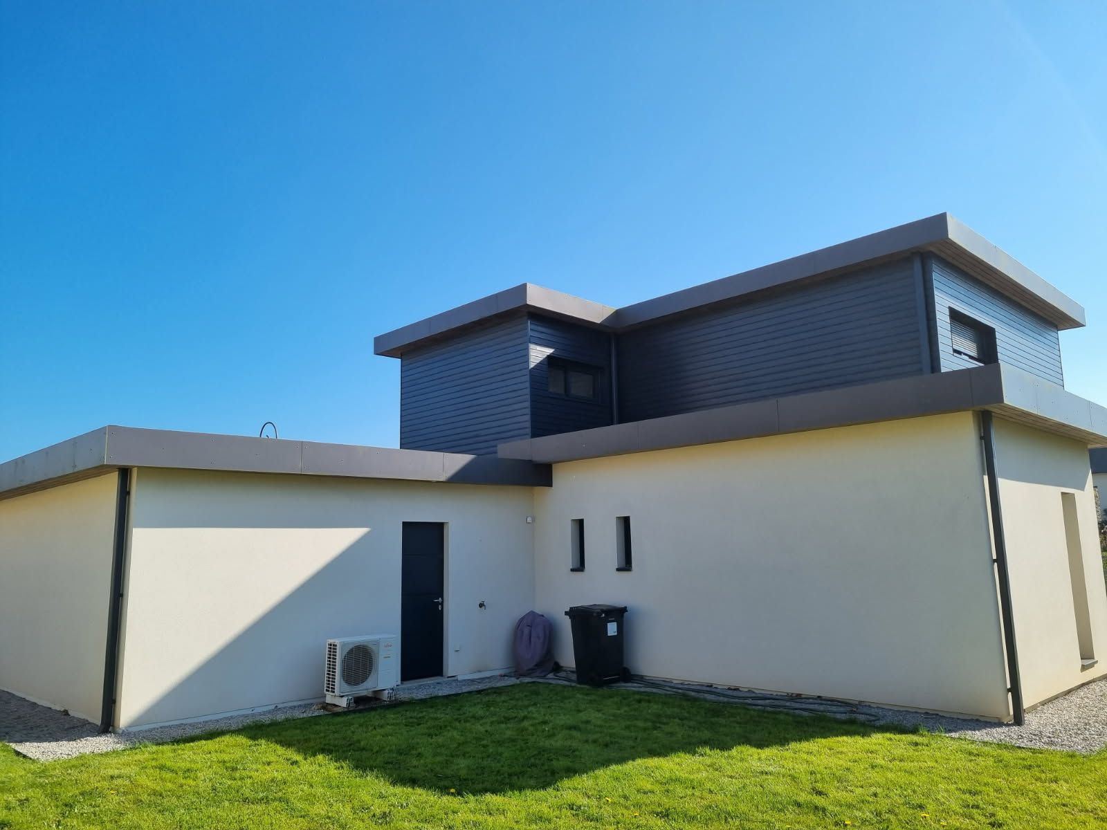 Travaux terminés pour repeindre des façades sur deux étages, en blanc écru et en gris sombre