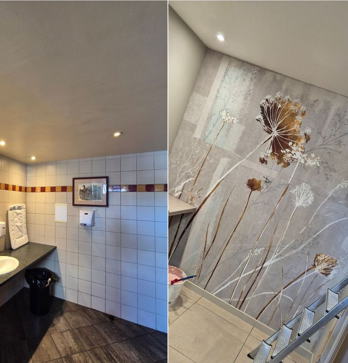 Avant/après d'une salle de bains avec la pose d'un papier peint floral sur de la faïence
