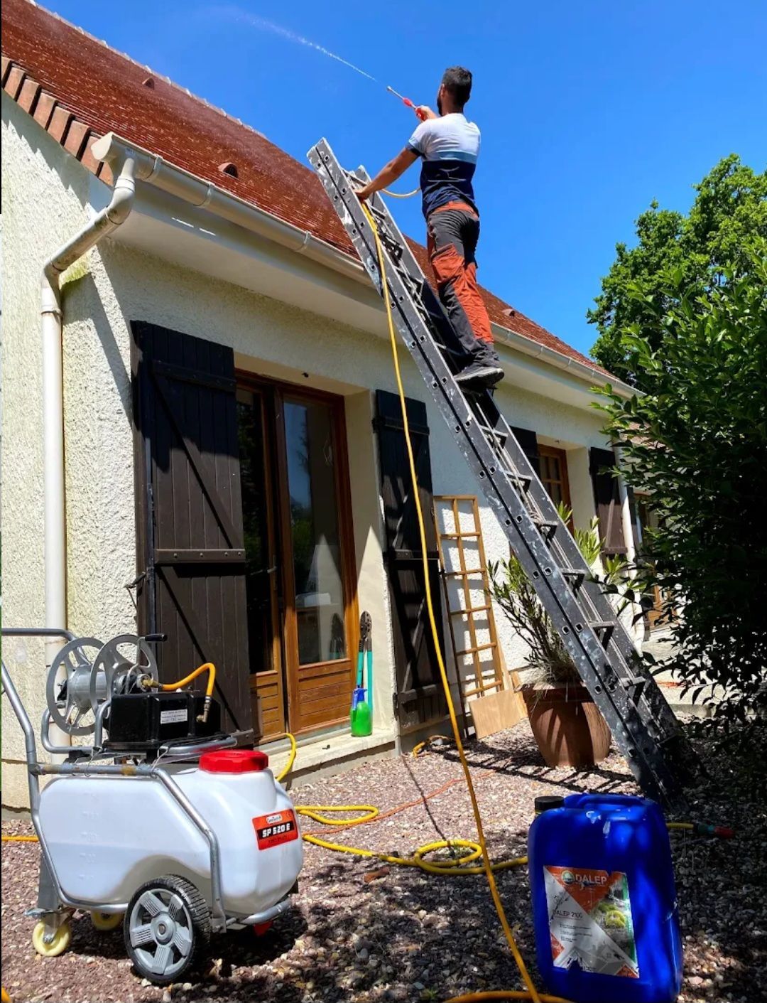 Projection du traitement hydrofuge sur l'ensemble de la toiture