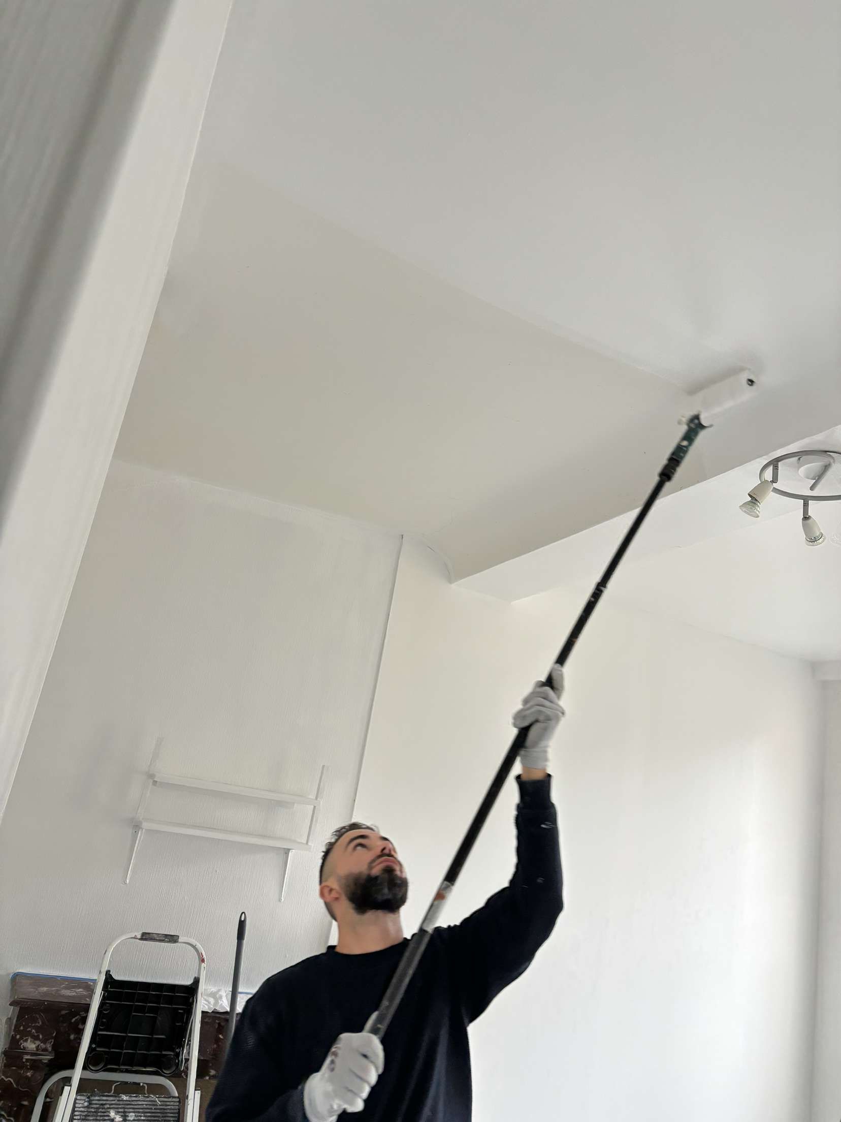 Peinture d'un plafond au rouleau par un de nos peintres en bâtiment