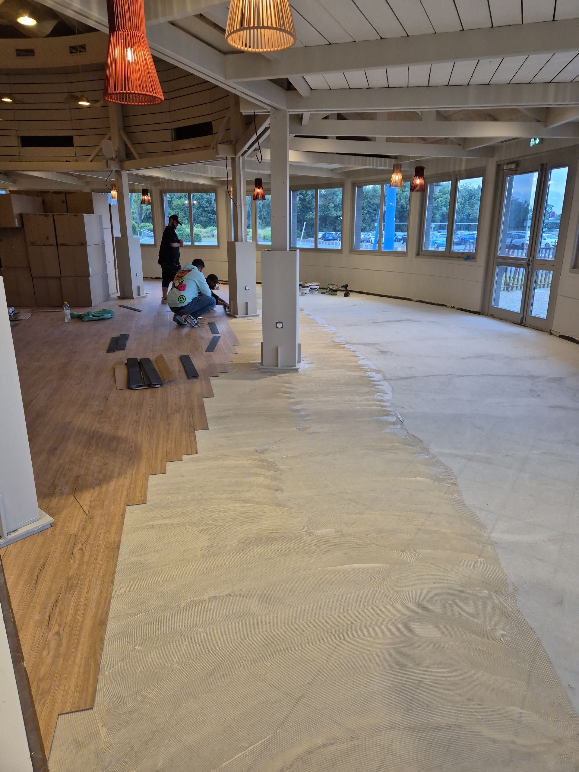 Pose de parquet stratifié sur l'ensemble de la surface au sol du restaurant Courtepaille
