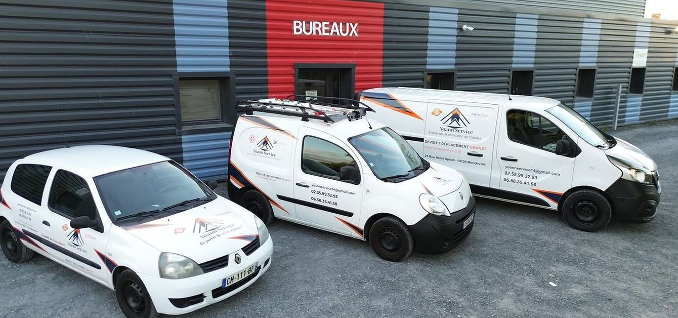 Deux utilitaires devant les bureaux de Yoann Service